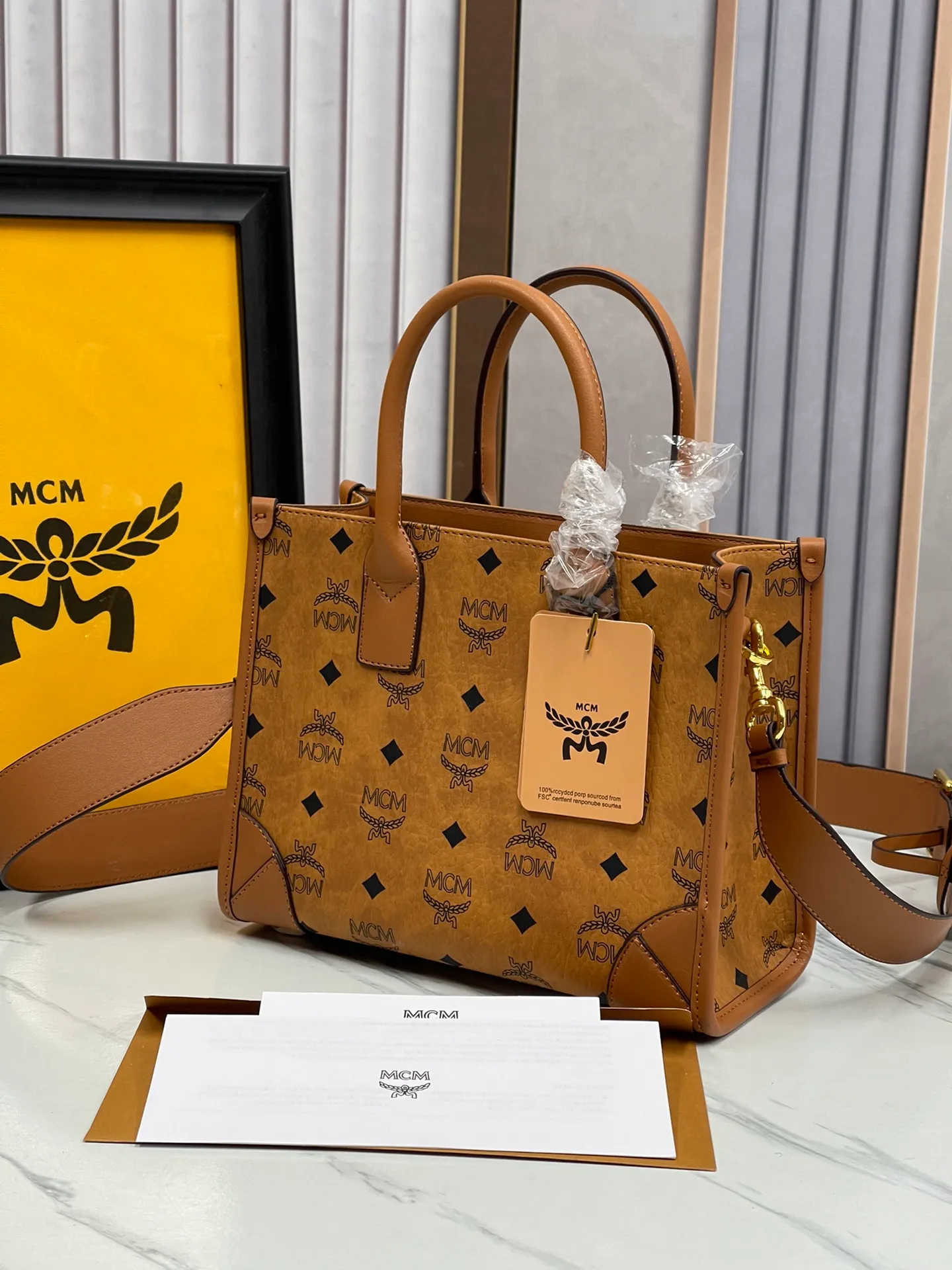 Batch 430💰MCM upgraded version·High quality💐 Packed in a gift box [Exclusive real shot] Model 051 small hand-held crossbody bag👜𝐝𝐩 Exclusive®️Presbyopia printed all over This small München handbag highlights the immortal spirit of the Bavarian capital. Form follows function, resulting in a bag with a sophisticated silhouette and a detailed, expandable interior with spacious compartments. The removable Visetos clutch becomes a hidden surprise and can be used alone as a companion bag for short trips. Carry this bag in your hand via the soft leather handles, or wear it with the leather shoulder strap for sophisticated hands-free functionality. Size: 24*11*19cm Shoulder strap: 96-112cm detachable Handle: Drop length 7cm Opening and closing: Hook and button opening Color: Cognac