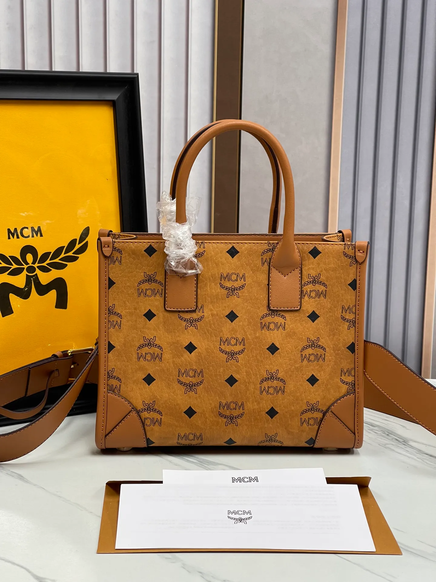 Batch 430💰MCM upgraded version·High quality💐 Packed in a gift box [Exclusive real shot] Model 051 small hand-held crossbody bag👜𝐝𝐩 Exclusive®️Presbyopia printed all over This small München handbag highlights the immortal spirit of the Bavarian capital. Form follows function, resulting in a bag with a sophisticated silhouette and a detailed, expandable interior with spacious compartments. The removable Visetos clutch becomes a hidden surprise and can be used alone as a companion bag for short trips. Carry this bag in your hand via the soft leather handles, or wear it with the leather shoulder strap for sophisticated hands-free functionality. Size: 24*11*19cm Shoulder strap: 96-112cm detachable Handle: Drop length 7cm Opening and closing: Hook and button opening Color: Cognac