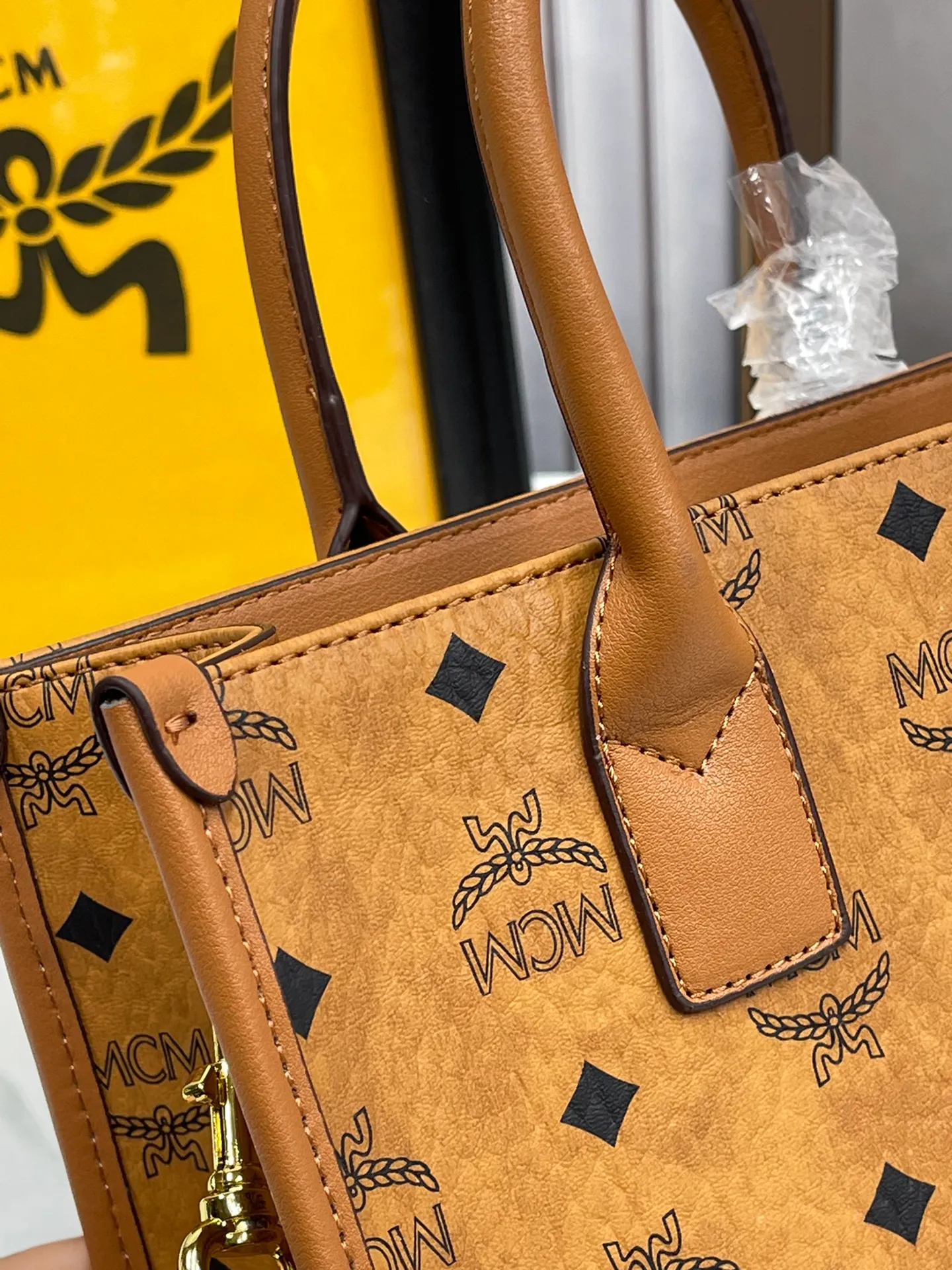 Batch 430💰MCM upgraded version·High quality💐 Packed in a gift box [Exclusive real shot] Model 051 small hand-held crossbody bag👜𝐝𝐩 Exclusive®️Presbyopia printed all over This small München handbag highlights the immortal spirit of the Bavarian capital. Form follows function, resulting in a bag with a sophisticated silhouette and a detailed, expandable interior with spacious compartments. The removable Visetos clutch becomes a hidden surprise and can be used alone as a companion bag for short trips. Carry this bag in your hand via the soft leather handles, or wear it with the leather shoulder strap for sophisticated hands-free functionality. Size: 24*11*19cm Shoulder strap: 96-112cm detachable Handle: Drop length 7cm Opening and closing: Hook and button opening Color: Cognac