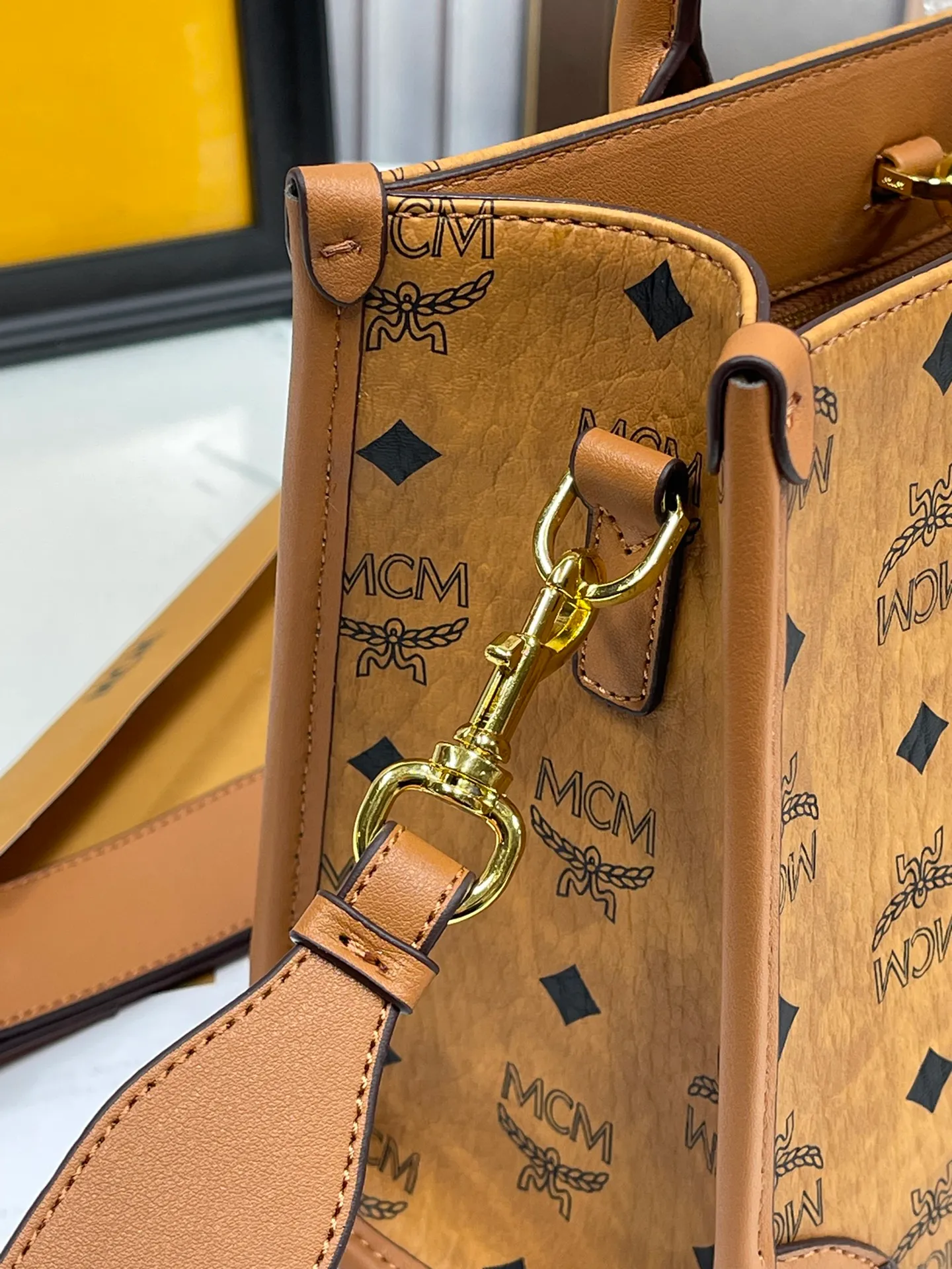 Batch 430💰MCM upgraded version·High quality💐 Packed in a gift box [Exclusive real shot] Model 051 small hand-held crossbody bag👜𝐝𝐩 Exclusive®️Presbyopia printed all over This small München handbag highlights the immortal spirit of the Bavarian capital. Form follows function, resulting in a bag with a sophisticated silhouette and a detailed, expandable interior with spacious compartments. The removable Visetos clutch becomes a hidden surprise and can be used alone as a companion bag for short trips. Carry this bag in your hand via the soft leather handles, or wear it with the leather shoulder strap for sophisticated hands-free functionality. Size: 24*11*19cm Shoulder strap: 96-112cm detachable Handle: Drop length 7cm Opening and closing: Hook and button opening Color: Cognac