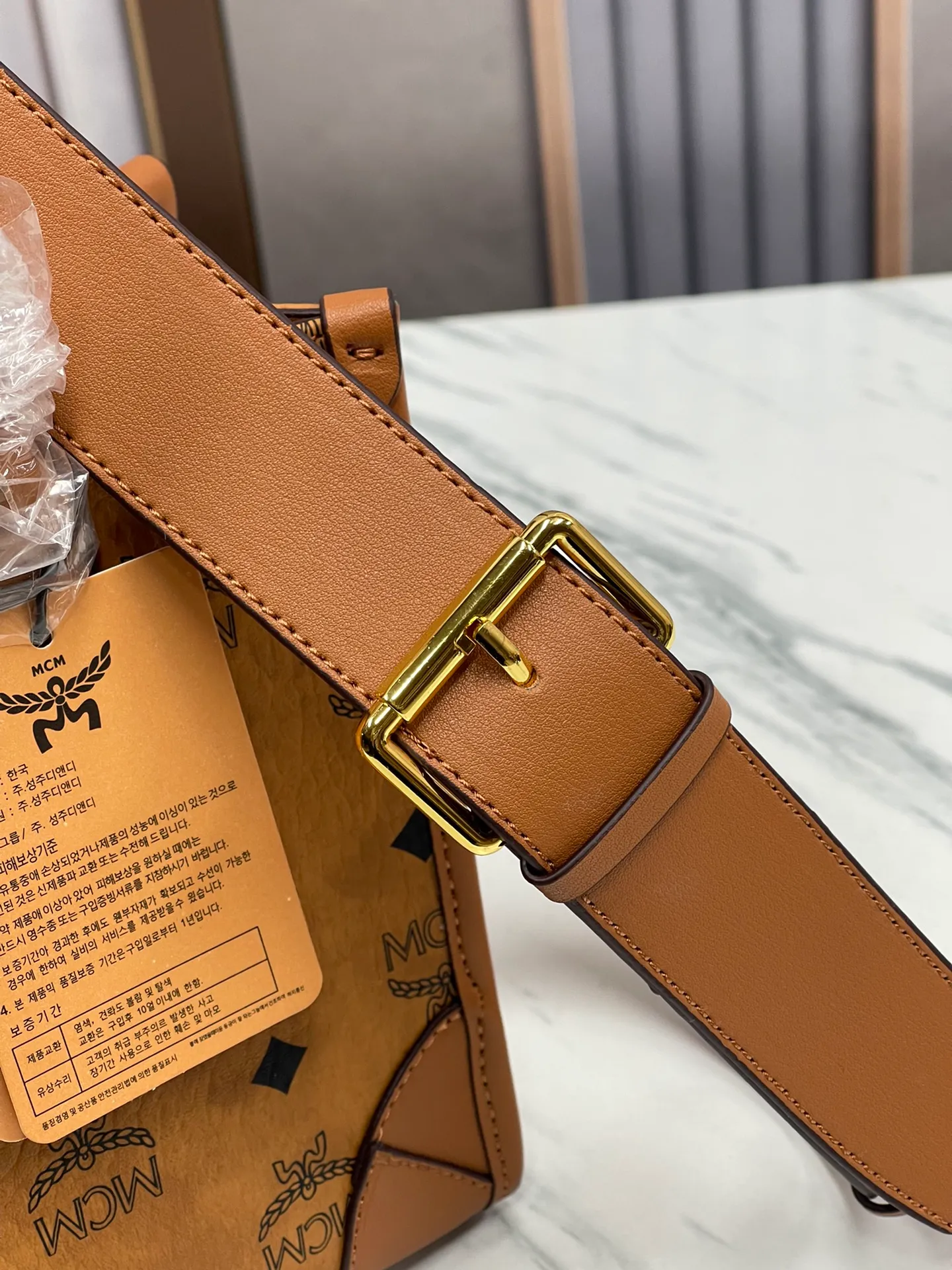 Batch 430💰MCM upgraded version·High quality💐 Packed in a gift box [Exclusive real shot] Model 051 small hand-held crossbody bag👜𝐝𝐩 Exclusive®️Presbyopia printed all over This small München handbag highlights the immortal spirit of the Bavarian capital. Form follows function, resulting in a bag with a sophisticated silhouette and a detailed, expandable interior with spacious compartments. The removable Visetos clutch becomes a hidden surprise and can be used alone as a companion bag for short trips. Carry this bag in your hand via the soft leather handles, or wear it with the leather shoulder strap for sophisticated hands-free functionality. Size: 24*11*19cm Shoulder strap: 96-112cm detachable Handle: Drop length 7cm Opening and closing: Hook and button opening Color: Cognac