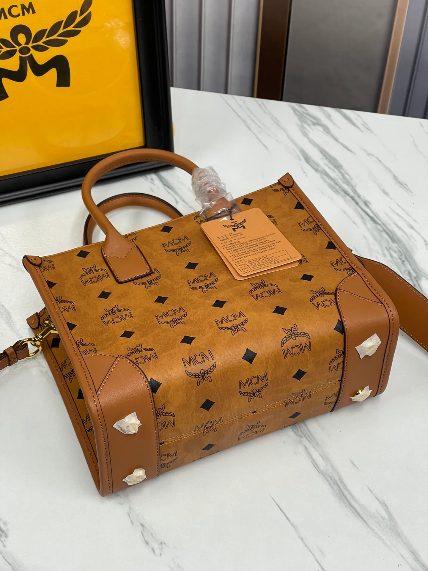 Batch 430💰MCM upgraded version·High quality💐 Packed in a gift box [Exclusive real shot] Model 051 small hand-held crossbody bag👜𝐝𝐩 Exclusive®️Presbyopia printed all over This small München handbag highlights the immortal spirit of the Bavarian capital. Form follows function, resulting in a bag with a sophisticated silhouette and a detailed, expandable interior with spacious compartments. The removable Visetos clutch becomes a hidden surprise and can be used alone as a companion bag for short trips. Carry this bag in your hand via the soft leather handles, or wear it with the leather shoulder strap for sophisticated hands-free functionality. Size: 24*11*19cm Shoulder strap: 96-112cm detachable Handle: Drop length 7cm Opening and closing: Hook and button opening Color: Cognac