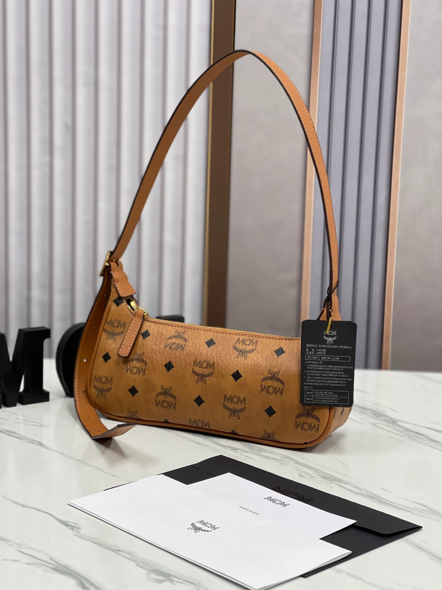 Batch 400💰 MCM counter new style with counter eco-friendly ♻️ gift box packaging 🎁Model 703 🌺 Super cool must-have bag MCM new baguette bag has a very slender and slender appearance; cleverly designed shoulder straps, you can switch the handbag between a crossbody bag and an armpit bag at any time; it is most suitable to be worn in all seasons, a minimalist and elegant style. Size 26.5X13.5X6.5 ~