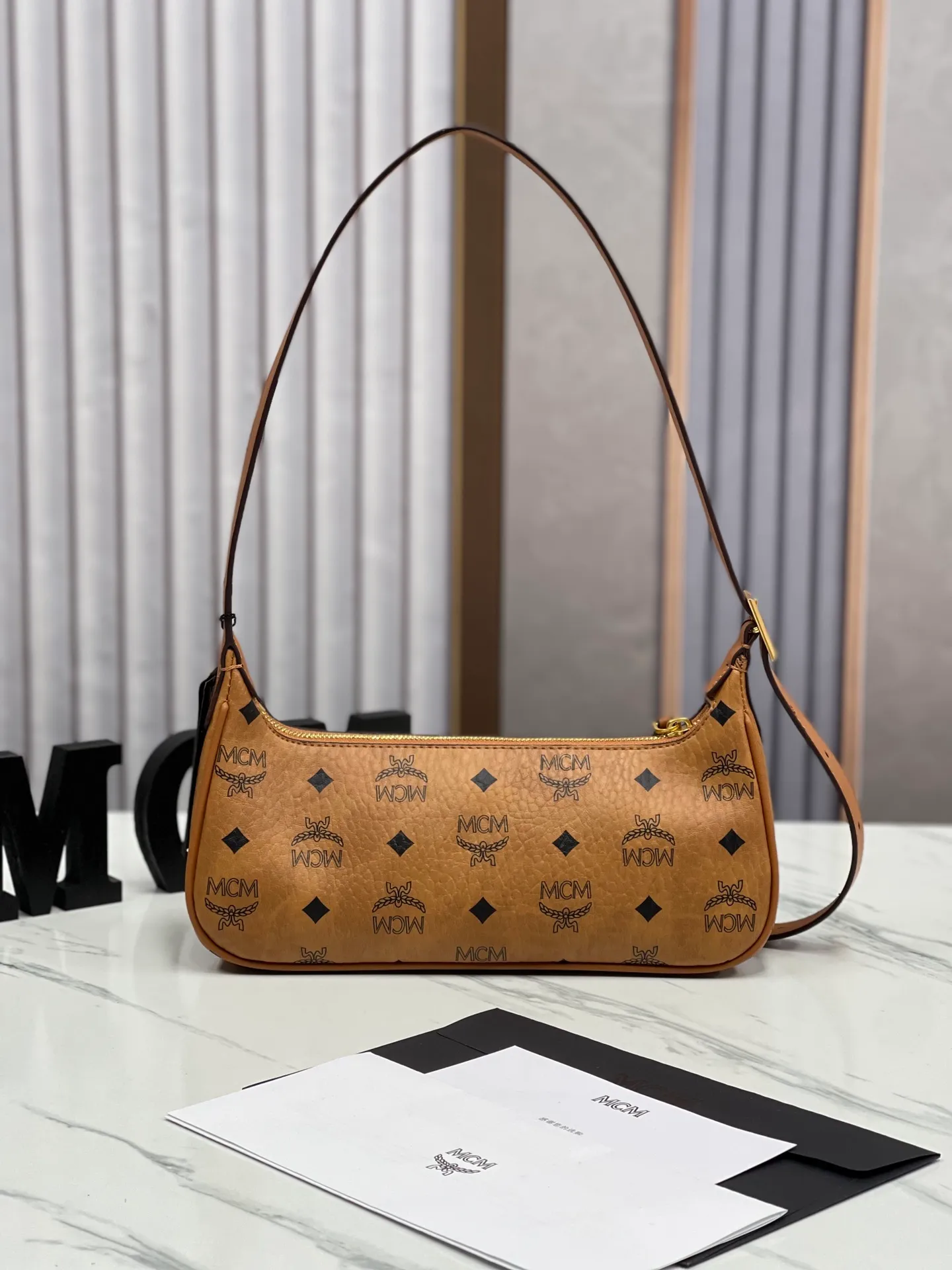 Batch 400💰 MCM counter new style with counter eco-friendly ♻️ gift box packaging 🎁Model 703 🌺 Super cool must-have bag MCM new baguette bag has a very slender and slender appearance; cleverly designed shoulder straps, you can switch the handbag between a crossbody bag and an armpit bag at any time; it is most suitable to be worn in all seasons, a minimalist and elegant style. Size 26.5X13.5X6.5 ~