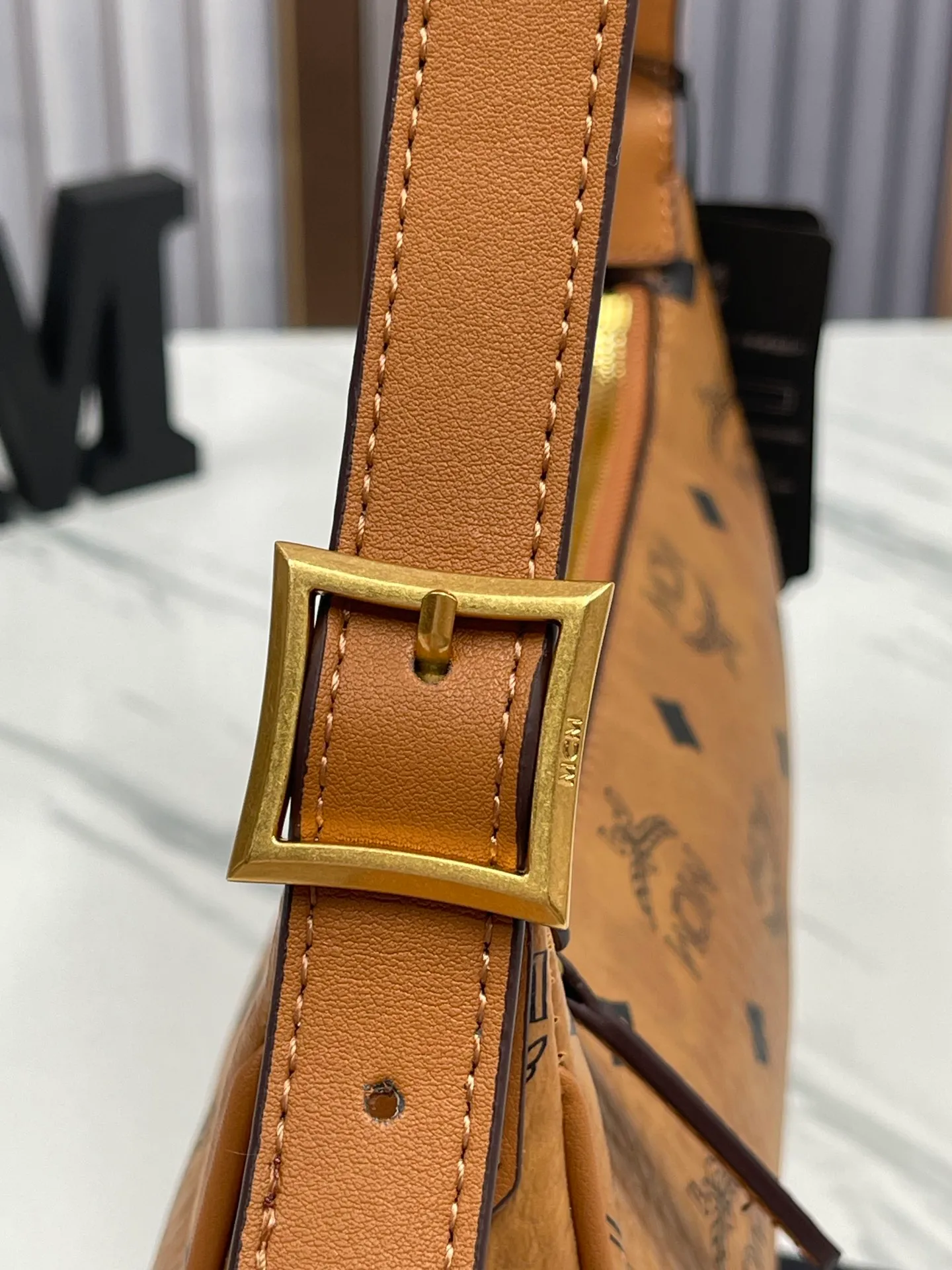 Batch 400💰 MCM counter new style with counter eco-friendly ♻️ gift box packaging 🎁Model 703 🌺 Super cool must-have bag MCM new baguette bag has a very slender and slender appearance; cleverly designed shoulder straps, you can switch the handbag between a crossbody bag and an armpit bag at any time; it is most suitable to be worn in all seasons, a minimalist and elegant style. Size 26.5X13.5X6.5 ~