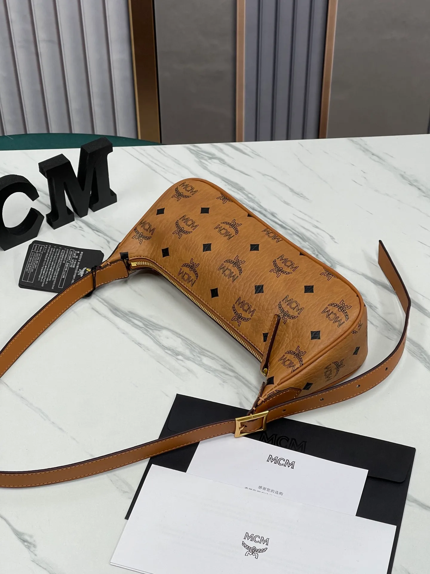 Batch 400💰 MCM counter new style with counter eco-friendly ♻️ gift box packaging 🎁Model 703 🌺 Super cool must-have bag MCM new baguette bag has a very slender and slender appearance; cleverly designed shoulder straps, you can switch the handbag between a crossbody bag and an armpit bag at any time; it is most suitable to be worn in all seasons, a minimalist and elegant style. Size 26.5X13.5X6.5 ~