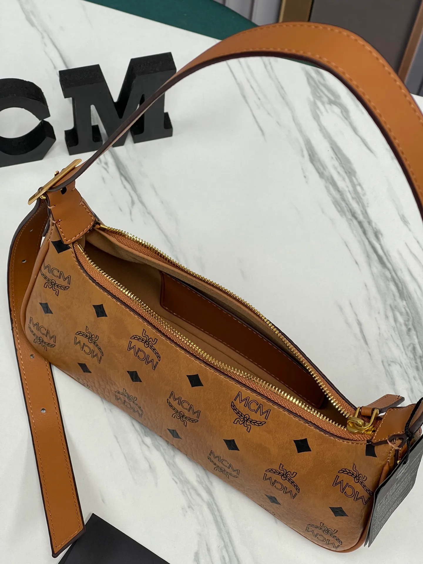 Batch 400💰 MCM counter new style with counter eco-friendly ♻️ gift box packaging 🎁Model 703 🌺 Super cool must-have bag MCM new baguette bag has a very slender and slender appearance; cleverly designed shoulder straps, you can switch the handbag between a crossbody bag and an armpit bag at any time; it is most suitable to be worn in all seasons, a minimalist and elegant style. Size 26.5X13.5X6.5 ~