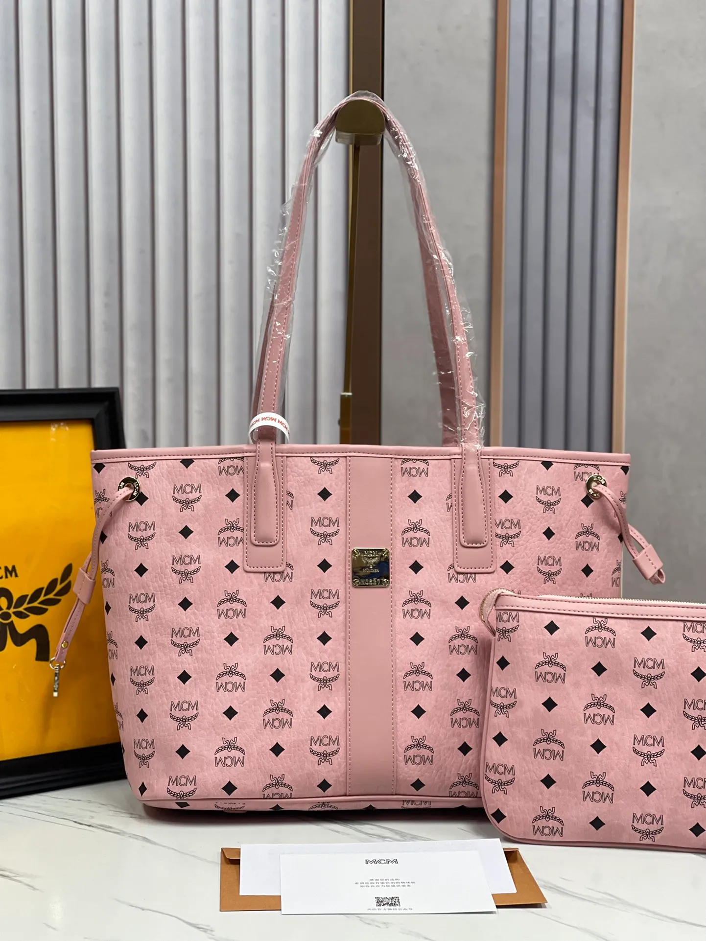 P430💰💐MCM counter new color·Sakura pink🌸·New upgraded version·High quality·With gift box packaging🎡New double-sided shopping bag letter bag🔥Model 011 [Exclusive real shot] Two classic looks are integrated into one daily item. This medium-sized Liz shopping bag is made of Visetos and Nappa calf leather and is reversible. The inside can be flipped out to reveal Cubic's classic pattern. Plus, the lightweight exterior expands and contracts with the leather drawstring. The included detachable zippered clutch adds to the functionality of this shopping bag and can also be removed and used as a separate wallet for short trips. Dimensions: Actual medium size approximately 17.0 x 36.0 x 28.0 cm.