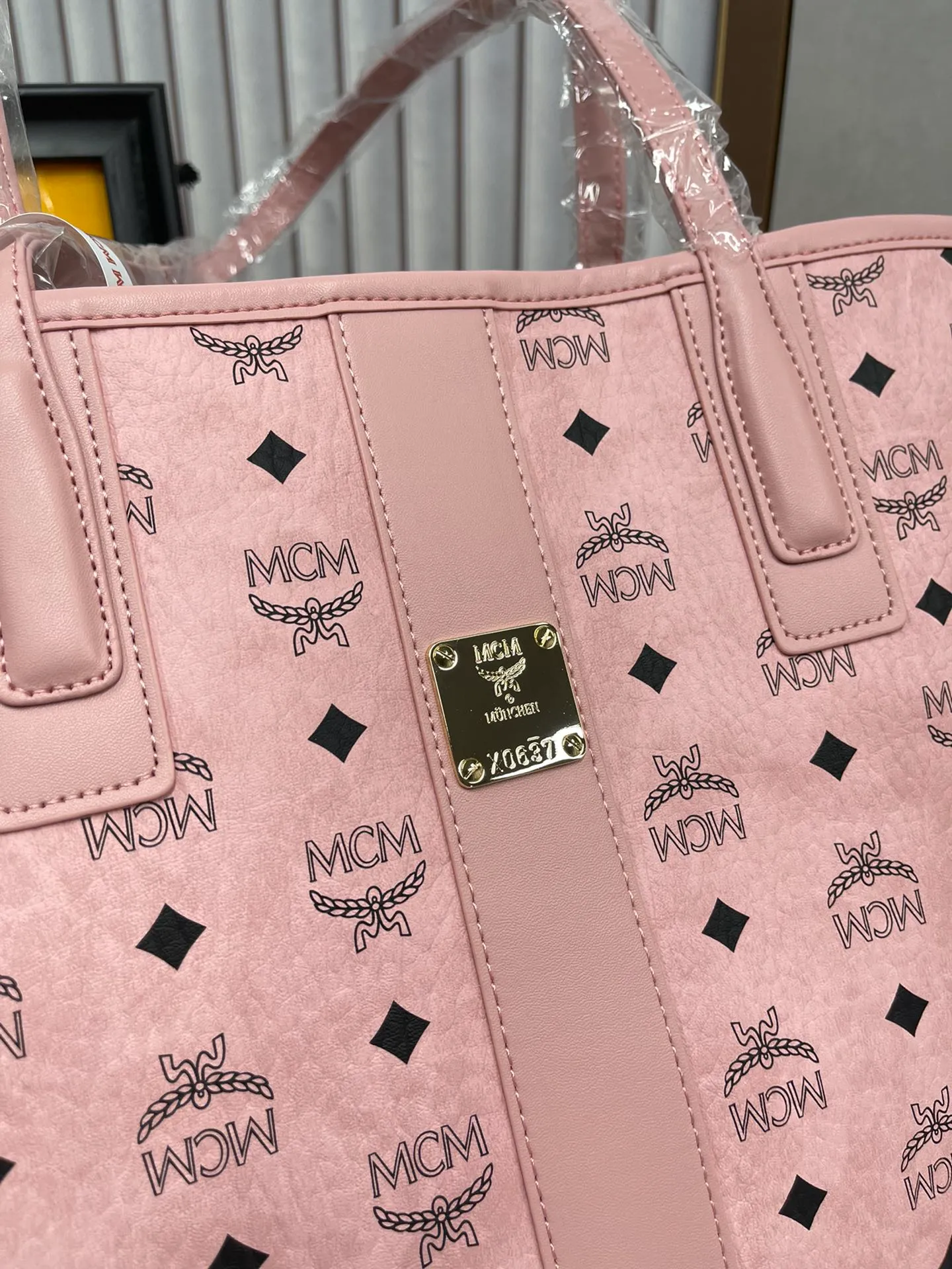 P430💰💐MCM counter new color·Sakura pink🌸·New upgraded version·High quality·With gift box packaging🎡New double-sided shopping bag letter bag🔥Model 011 [Exclusive real shot] Two classic looks are integrated into one daily item. This medium-sized Liz shopping bag is made of Visetos and Nappa calf leather and is reversible. The inside can be flipped out to reveal Cubic's classic pattern. Plus, the lightweight exterior expands and contracts with the leather drawstring. The included detachable zippered clutch adds to the functionality of this shopping bag and can also be removed and used as a separate wallet for short trips. Dimensions: Actual medium size approximately 17.0 x 36.0 x 28.0 cm.