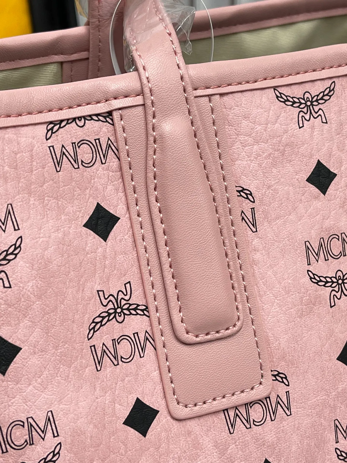 P430💰💐MCM counter new color·Sakura pink🌸·New upgraded version·High quality·With gift box packaging🎡New double-sided shopping bag letter bag🔥Model 011 [Exclusive real shot] Two classic looks are integrated into one daily item. This medium-sized Liz shopping bag is made of Visetos and Nappa calf leather and is reversible. The inside can be flipped out to reveal Cubic's classic pattern. Plus, the lightweight exterior expands and contracts with the leather drawstring. The included detachable zippered clutch adds to the functionality of this shopping bag and can also be removed and used as a separate wallet for short trips. Dimensions: Actual medium size approximately 17.0 x 36.0 x 28.0 cm.