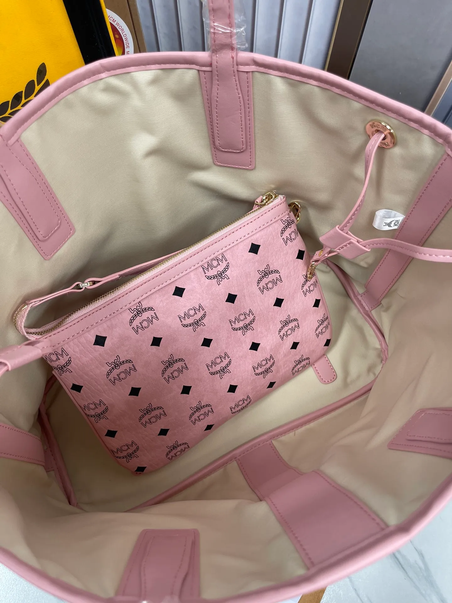 P430💰💐MCM counter new color·Sakura pink🌸·New upgraded version·High quality·With gift box packaging🎡New double-sided shopping bag letter bag🔥Model 011 [Exclusive real shot] Two classic looks are integrated into one daily item. This medium-sized Liz shopping bag is made of Visetos and Nappa calf leather and is reversible. The inside can be flipped out to reveal Cubic's classic pattern. Plus, the lightweight exterior expands and contracts with the leather drawstring. The included detachable zippered clutch adds to the functionality of this shopping bag and can also be removed and used as a separate wallet for short trips. Dimensions: Actual medium size approximately 17.0 x 36.0 x 28.0 cm.