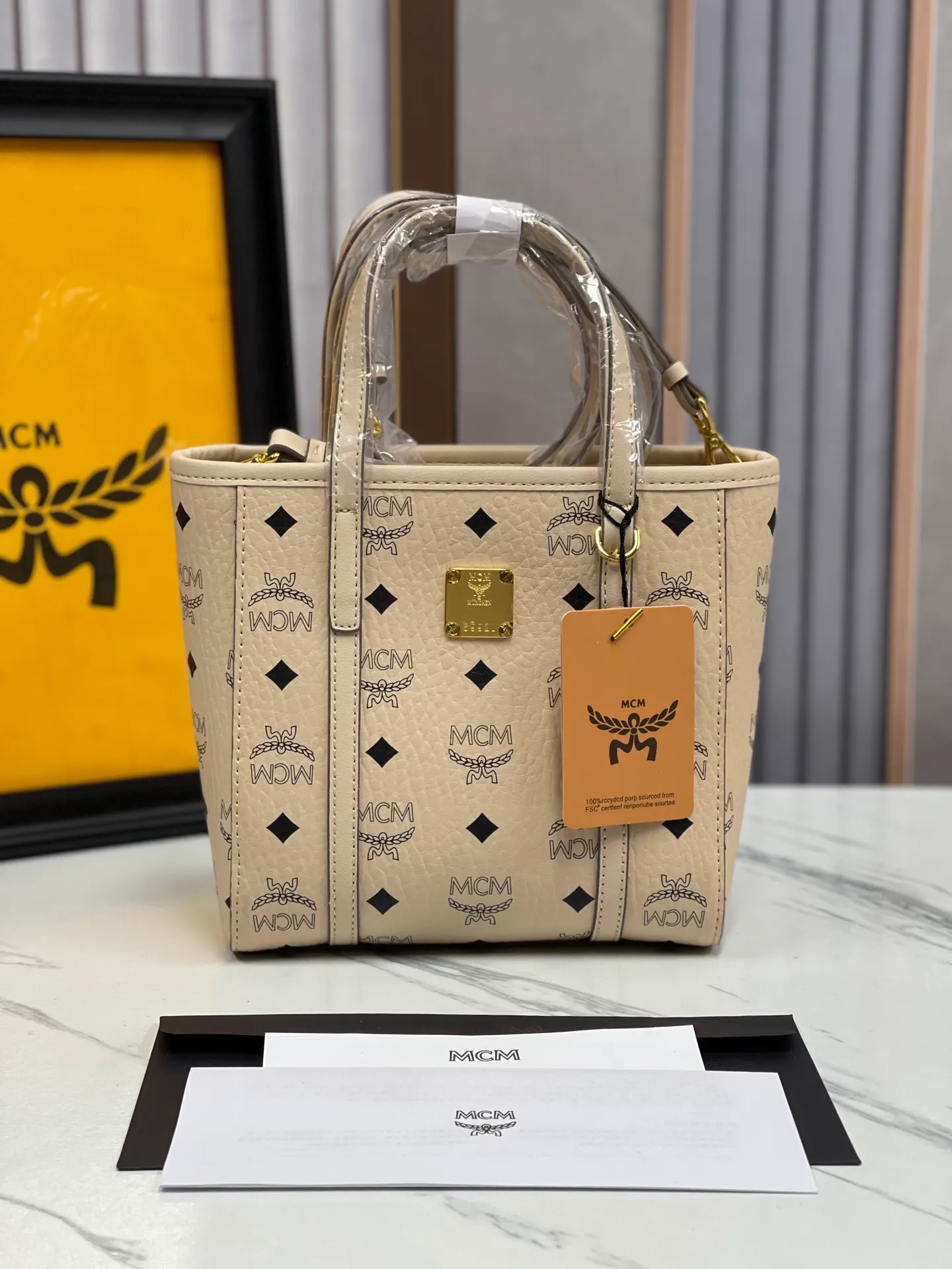 Batch 360💰🎋MCM new upgraded version·High quality✈️ Comes with environmentally friendly gift box♻️🎁Packaging model: 190820 Toni Visetos shopping bag has a new look, super beautiful👗 This compact shopping bag is multi-functional and will last forever. Don't let the size of this mini tote fool you, it's designed with spacious interior and exterior compartments to store all your small essentials. The cotton canvas lining features a print inspired by street fashion, subtly retaining MCM's adventurous aesthetic. Pair it with the included cross-body strap for hands-free functionality and greater portability. 18.5x19x9.5cm🌸