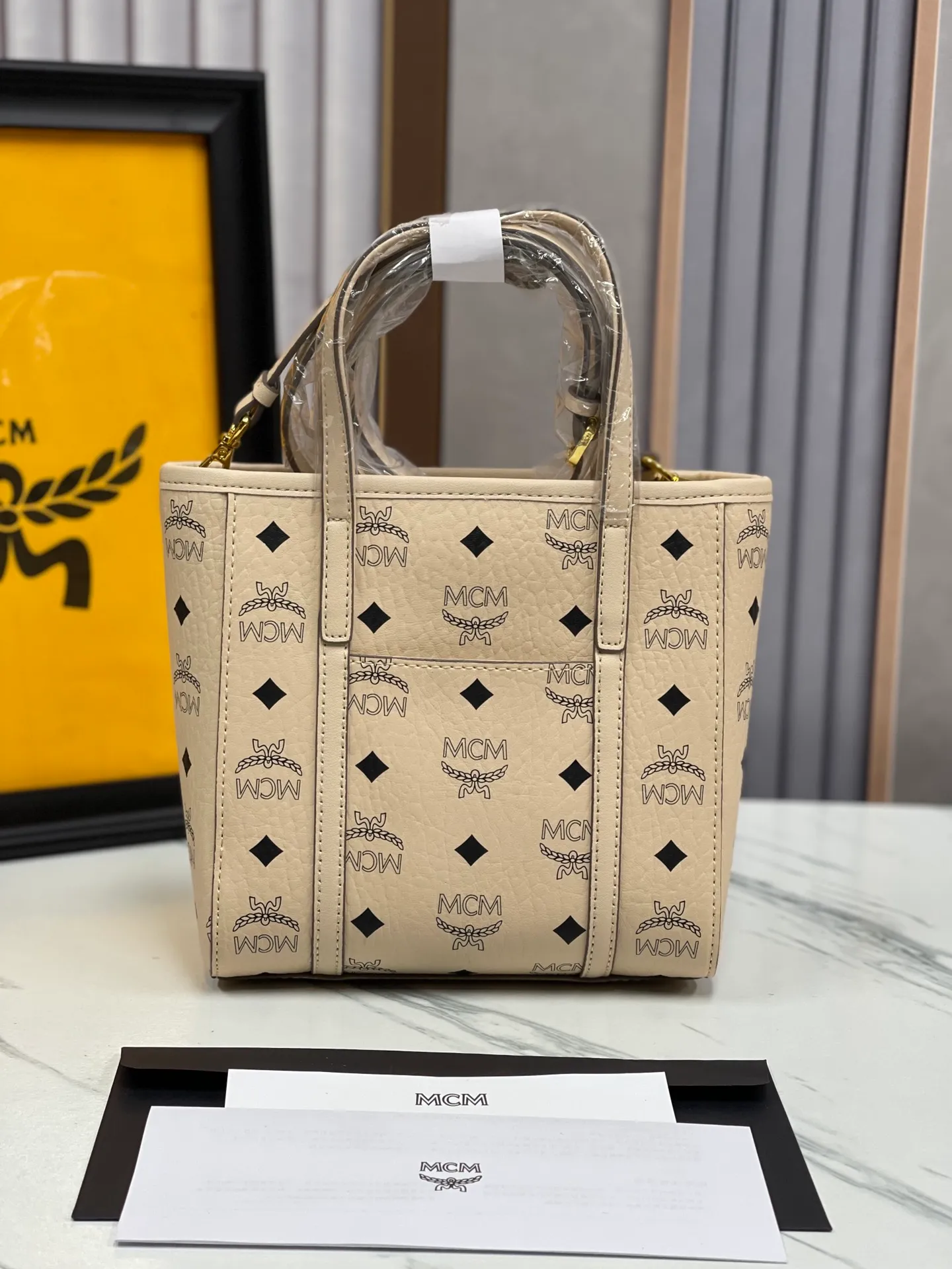 Batch 360💰🎋MCM new upgraded version·High quality✈️ Comes with environmentally friendly gift box♻️🎁Packaging model: 190820 Toni Visetos shopping bag has a new look, super beautiful👗 This compact shopping bag is multi-functional and will last forever. Don't let the size of this mini tote fool you, it's designed with spacious interior and exterior compartments to store all your small essentials. The cotton canvas lining features a print inspired by street fashion, subtly retaining MCM's adventurous aesthetic. Pair it with the included cross-body strap for hands-free functionality and greater portability. 18.5x19x9.5cm🌸