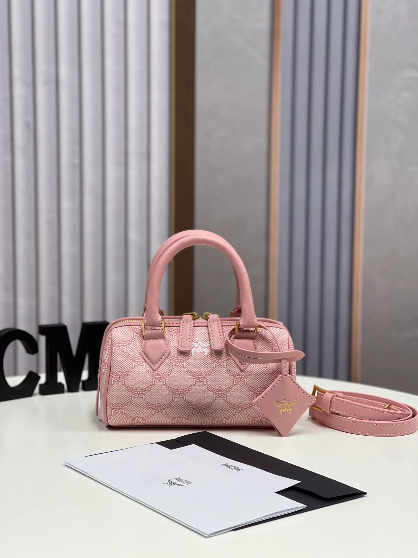Batch 400💰MCM's new upgrade✈️New Boston mini pillow bag💐with gift box🎁Packaging [Exclusive real shot] Model: 701 Mini Boston With leather tag and engraved logo metal padlock, this Boston handbag is made of classic Visetos materials, which pays tribute to MCM's roots in travel. Its shape is reminiscent of a weekender bag, with clean lines and an extended zipper for easy opening. The workmanship is fine and meticulous. Size: 18*9.5cm