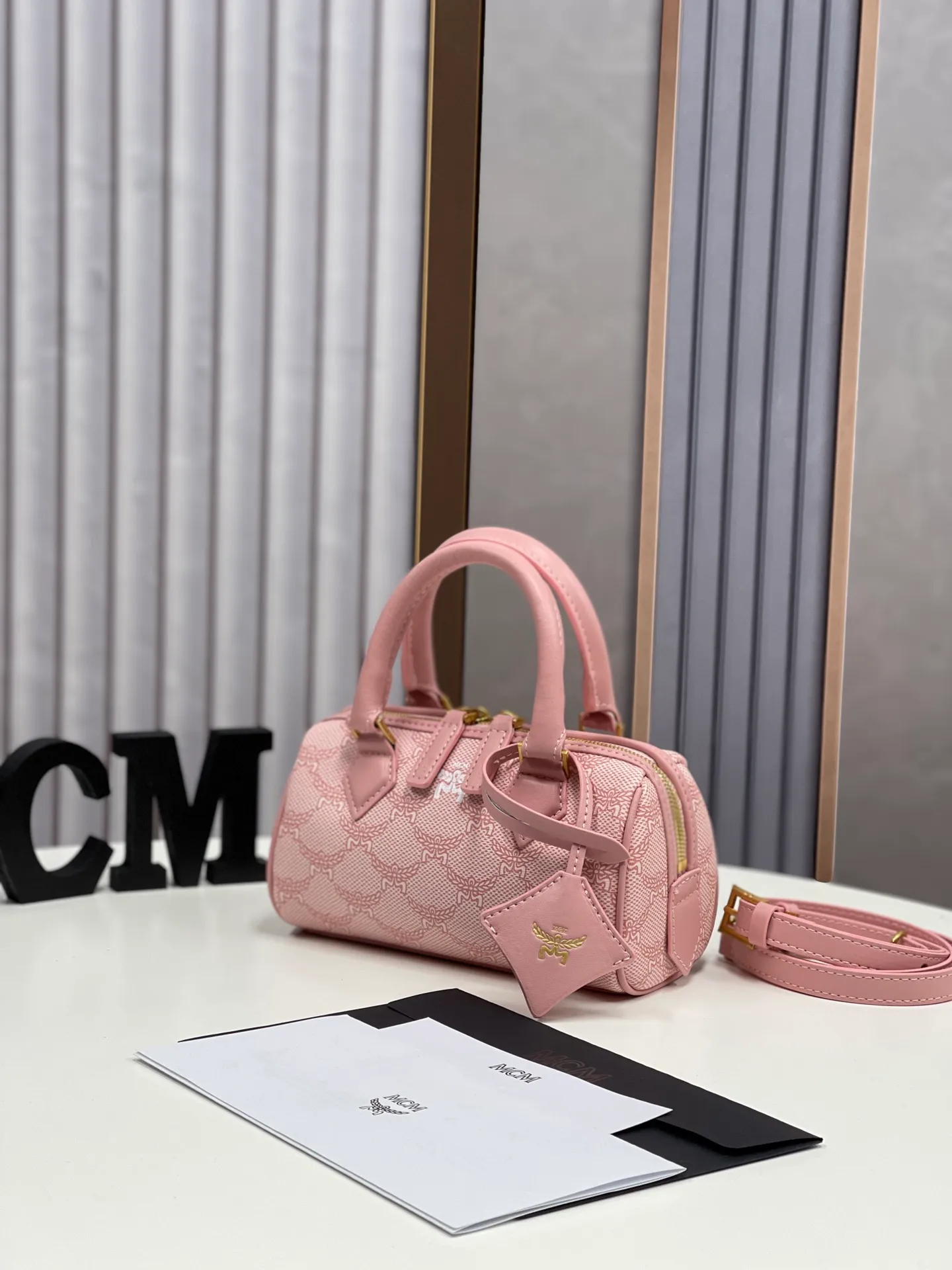 Batch 400💰MCM's new upgrade✈️New Boston mini pillow bag💐with gift box🎁Packaging [Exclusive real shot] Model: 701 Mini Boston With leather tag and engraved logo metal padlock, this Boston handbag is made of classic Visetos materials, which pays tribute to MCM's roots in travel. Its shape is reminiscent of a weekender bag, with clean lines and an extended zipper for easy opening. The workmanship is fine and meticulous. Size: 18*9.5cm