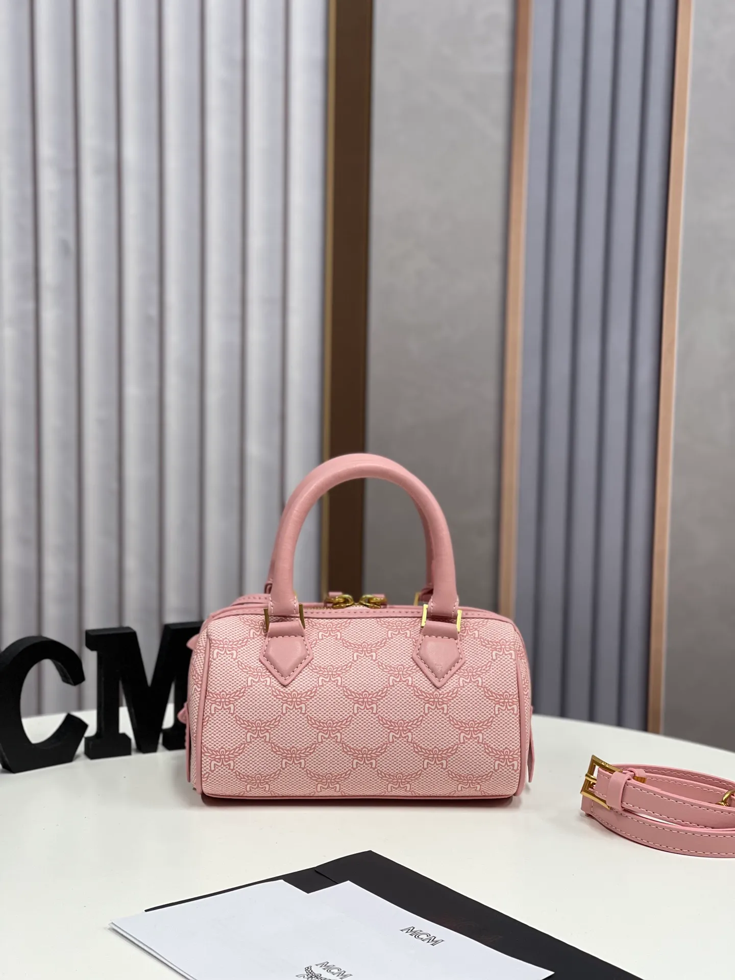 Batch 400💰MCM's new upgrade✈️New Boston mini pillow bag💐with gift box🎁Packaging [Exclusive real shot] Model: 701 Mini Boston With leather tag and engraved logo metal padlock, this Boston handbag is made of classic Visetos materials, which pays tribute to MCM's roots in travel. Its shape is reminiscent of a weekender bag, with clean lines and an extended zipper for easy opening. The workmanship is fine and meticulous. Size: 18*9.5cm