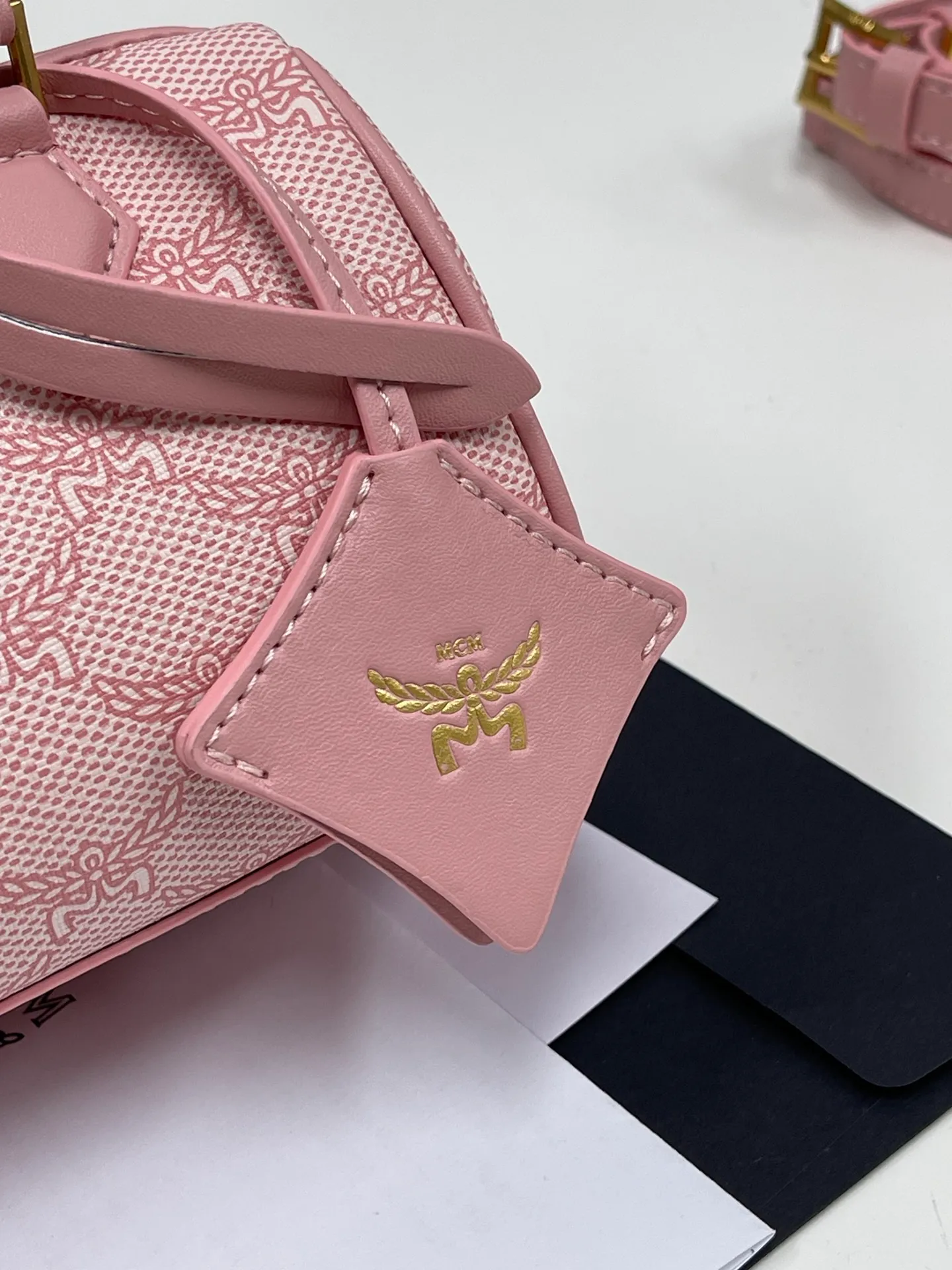 Batch 400💰MCM's new upgrade✈️New Boston mini pillow bag💐with gift box🎁Packaging [Exclusive real shot] Model: 701 Mini Boston With leather tag and engraved logo metal padlock, this Boston handbag is made of classic Visetos materials, which pays tribute to MCM's roots in travel. Its shape is reminiscent of a weekender bag, with clean lines and an extended zipper for easy opening. The workmanship is fine and meticulous. Size: 18*9.5cm