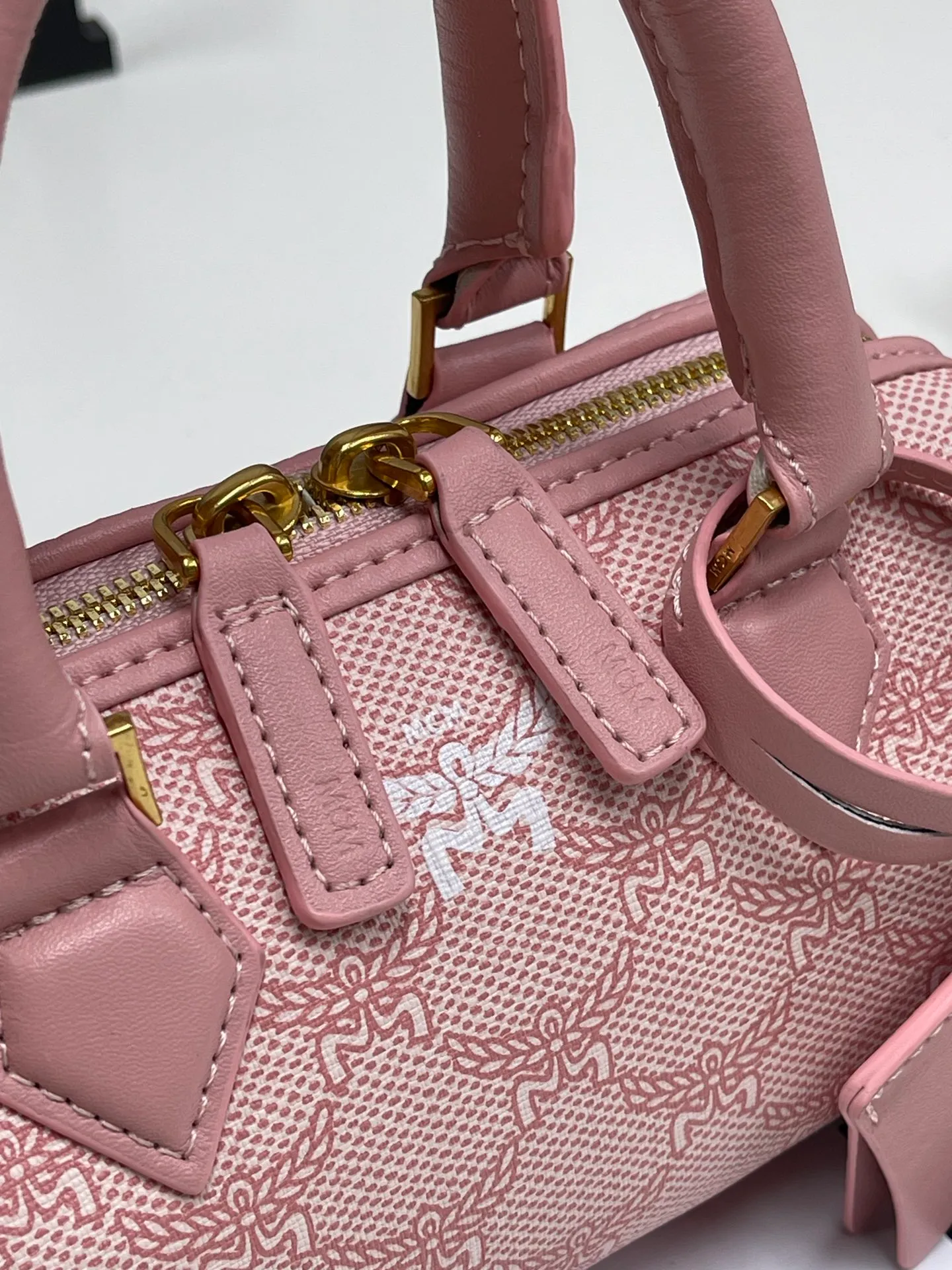 Batch 400💰MCM's new upgrade✈️New Boston mini pillow bag💐with gift box🎁Packaging [Exclusive real shot] Model: 701 Mini Boston With leather tag and engraved logo metal padlock, this Boston handbag is made of classic Visetos materials, which pays tribute to MCM's roots in travel. Its shape is reminiscent of a weekender bag, with clean lines and an extended zipper for easy opening. The workmanship is fine and meticulous. Size: 18*9.5cm