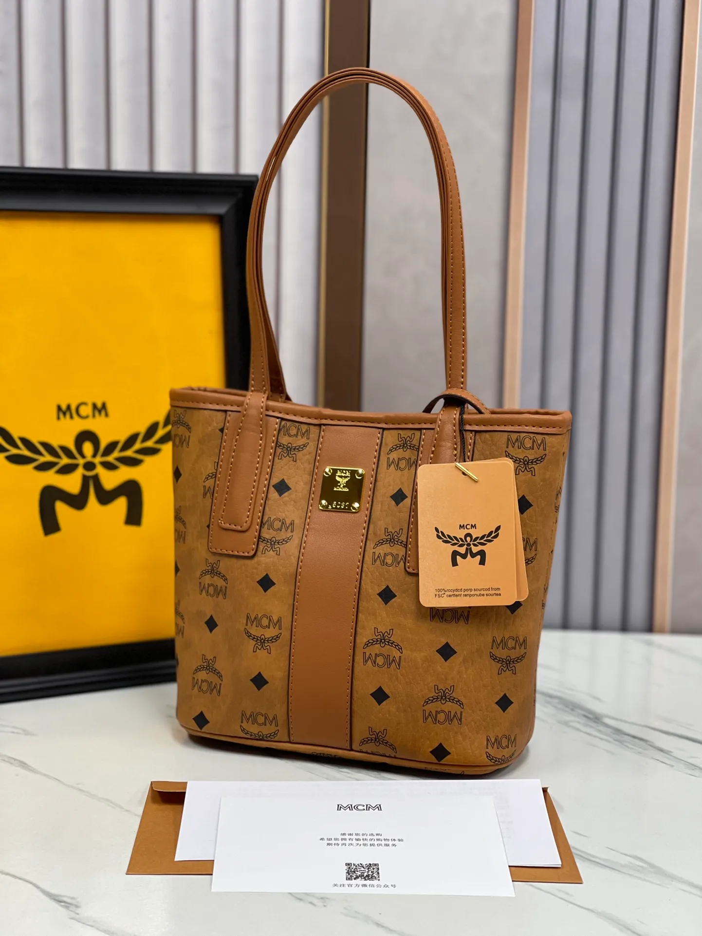 Batch 400💐MCM brand new upgraded version·High quality·With gift box🎁Packaging [Exclusive real shot] Model 086. Two classic looks combined into one everyday piece. This medium-sized Liz shopping bag is made of Visetos and Nappa calf leather and is reversible. The inside can be flipped out to reveal Cubic's classic pattern. Plus, the lightweight exterior expands and contracts with the leather drawstring. The included detachable zippered clutch adds to the functionality of this shopping bag and can also be removed and used as a separate wallet for short trips. Mini size: about 22X11X20