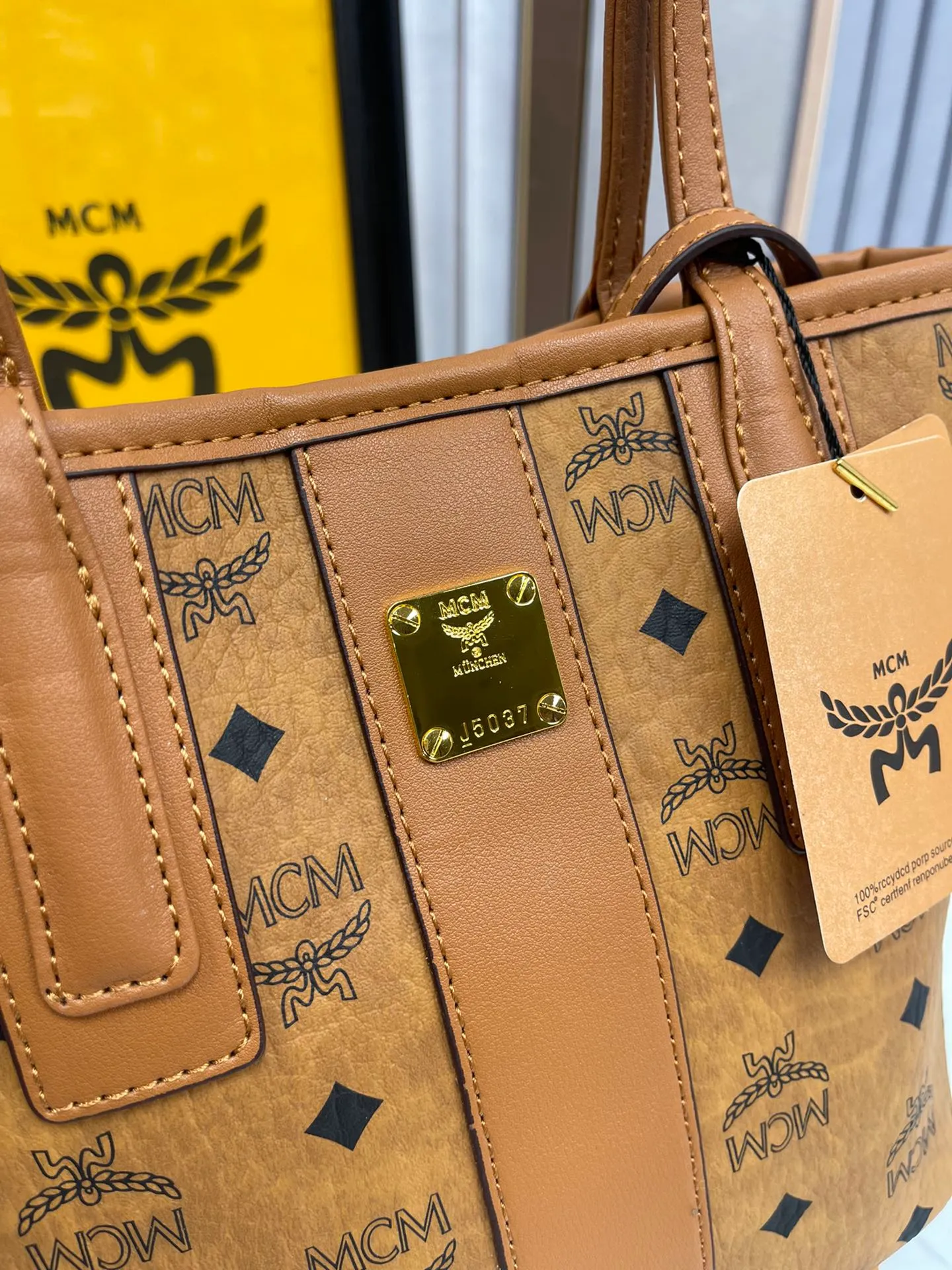 Batch 400💐MCM brand new upgraded version·High quality·With gift box🎁Packaging [Exclusive real shot] Model 086. Two classic looks combined into one everyday piece. This medium-sized Liz shopping bag is made of Visetos and Nappa calf leather and is reversible. The inside can be flipped out to reveal Cubic's classic pattern. Plus, the lightweight exterior expands and contracts with the leather drawstring. The included detachable zippered clutch adds to the functionality of this shopping bag and can also be removed and used as a separate wallet for short trips. Mini size: about 22X11X20