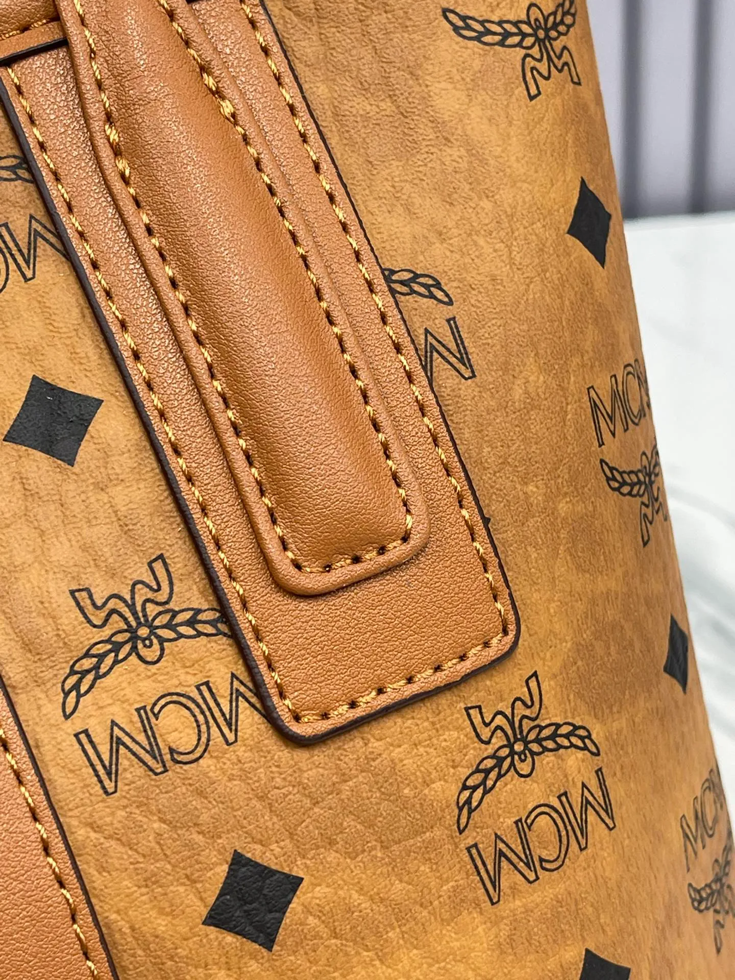 Batch 400💐MCM brand new upgraded version·High quality·With gift box🎁Packaging [Exclusive real shot] Model 086. Two classic looks combined into one everyday piece. This medium-sized Liz shopping bag is made of Visetos and Nappa calf leather and is reversible. The inside can be flipped out to reveal Cubic's classic pattern. Plus, the lightweight exterior expands and contracts with the leather drawstring. The included detachable zippered clutch adds to the functionality of this shopping bag and can also be removed and used as a separate wallet for short trips. Mini size: about 22X11X20