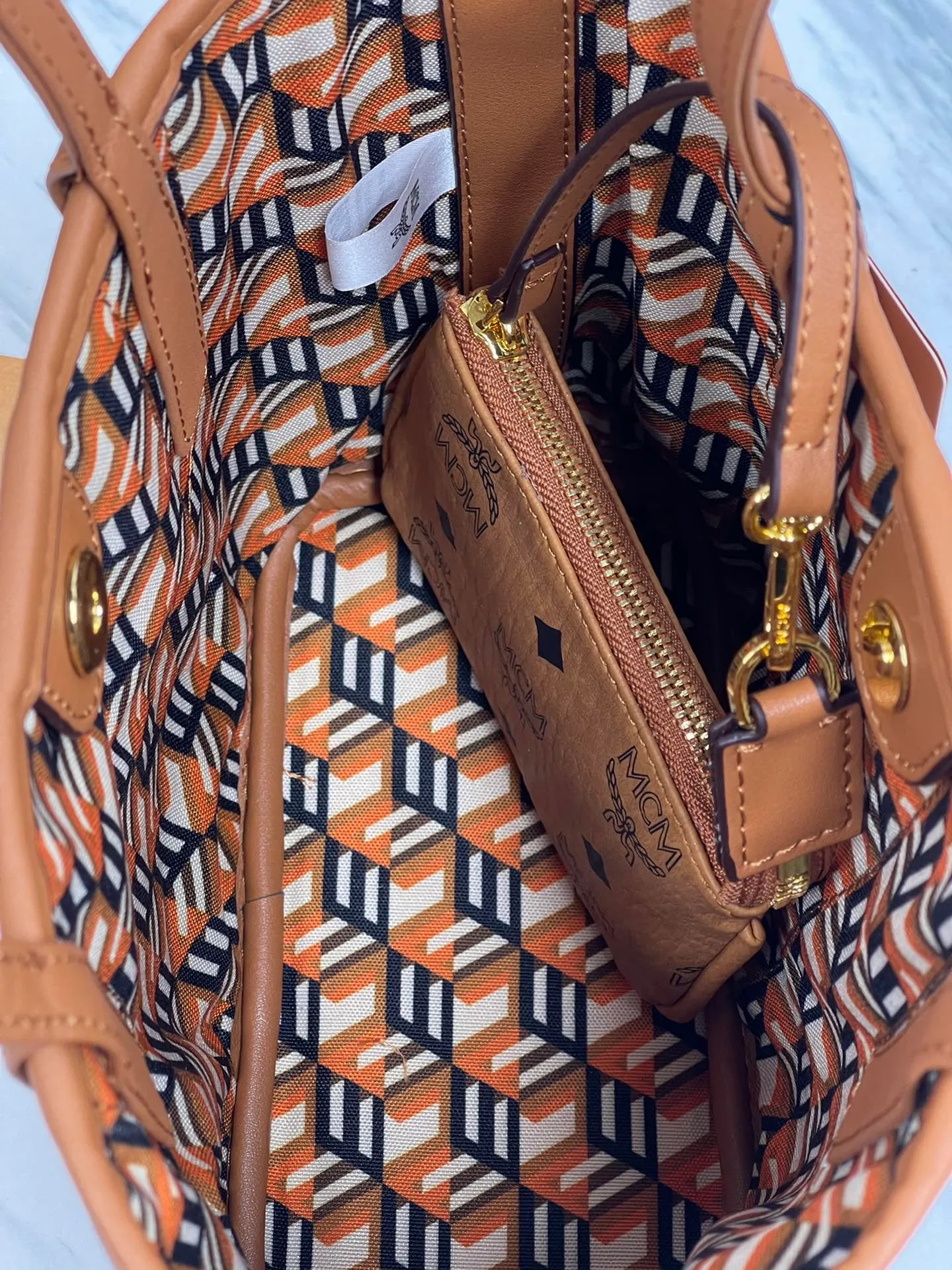 Batch 400💐MCM brand new upgraded version·High quality·With gift box🎁Packaging [Exclusive real shot] Model 086. Two classic looks combined into one everyday piece. This medium-sized Liz shopping bag is made of Visetos and Nappa calf leather and is reversible. The inside can be flipped out to reveal Cubic's classic pattern. Plus, the lightweight exterior expands and contracts with the leather drawstring. The included detachable zippered clutch adds to the functionality of this shopping bag and can also be removed and used as a separate wallet for short trips. Mini size: about 22X11X20