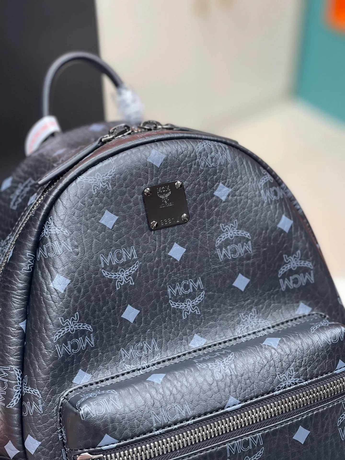 Factory running price 700💐Top original quality MCM side stud series [Exclusive real shot] Code M9002 is made of our signature Visetos coated canvas and lined with luxurious faux leather. The structured design has a spacious interior and pyramid rivet trim to add avant-garde style to your look. Size: Actual small size is about 26X33X12.5
