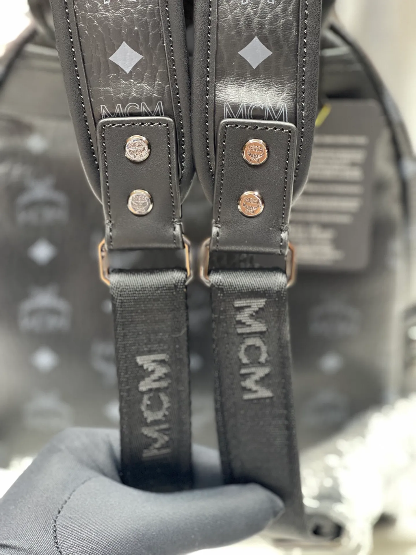 Factory running price 700💐Top original quality MCM side stud series [Exclusive real shot] Code M9002 is made of our signature Visetos coated canvas and lined with luxurious faux leather. The structured design has a spacious interior and pyramid rivet trim to add avant-garde style to your look. Size: Actual small size is about 26X33X12.5