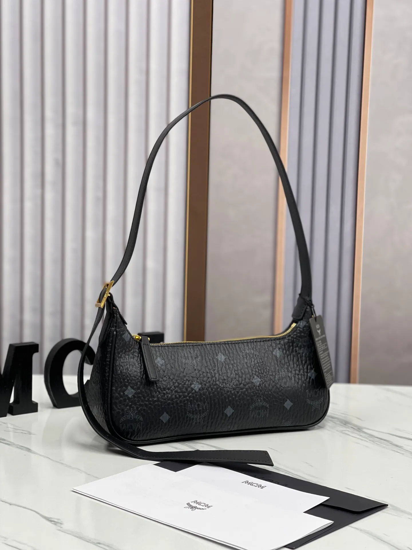 Batch 400💰 MCM counter new style with counter eco-friendly ♻️ gift box packaging 🎁Model 703 🌺 Super cool must-have bag MCM new baguette bag has a very slender and slender appearance; cleverly designed shoulder straps, you can switch the handbag between a crossbody bag and an armpit bag at any time; it is most suitable to be worn in all seasons, a minimalist and elegant style. Size 26.5X13.5X6.5 ~