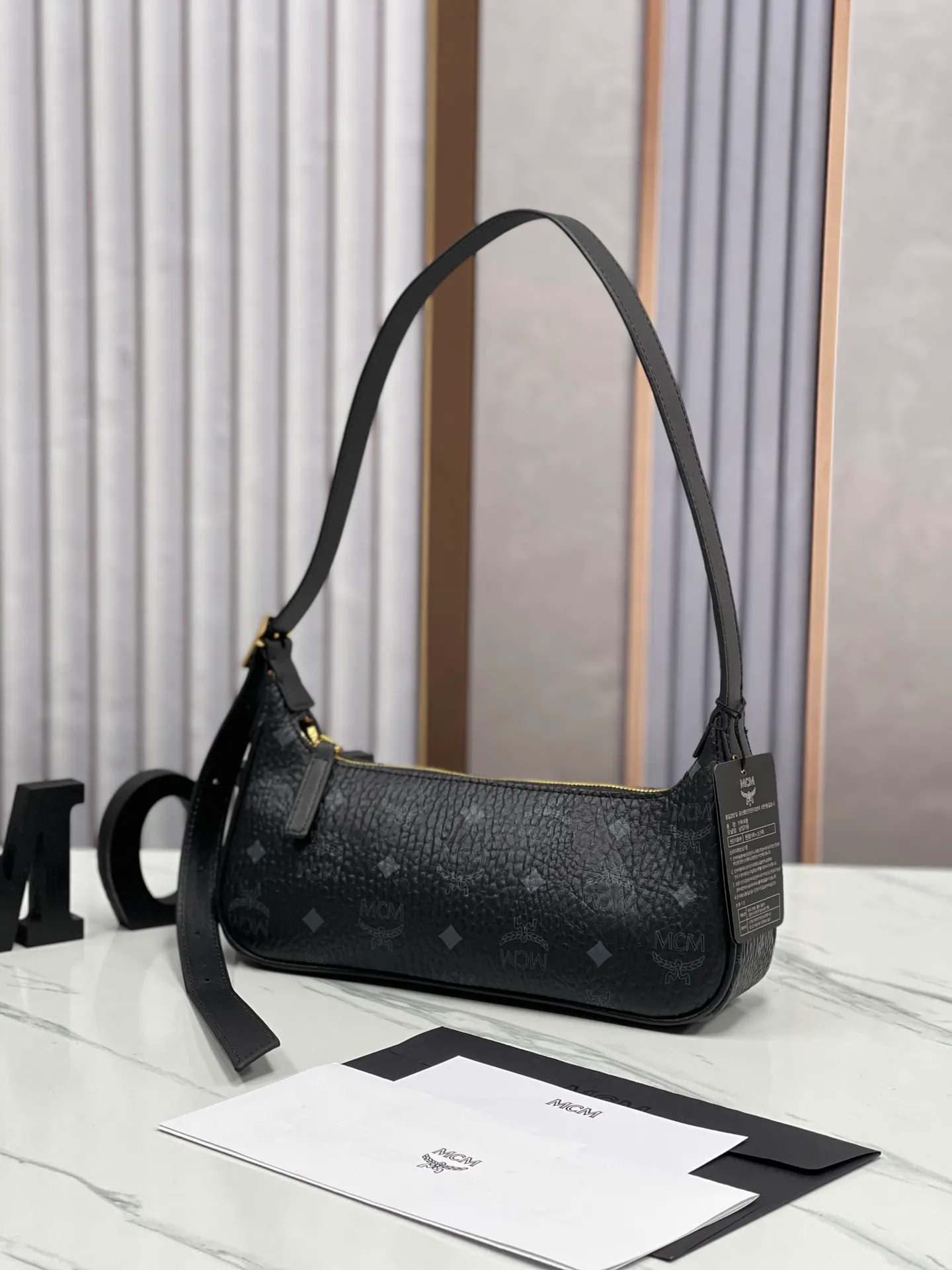 Batch 400💰 MCM counter new style with counter eco-friendly ♻️ gift box packaging 🎁Model 703 🌺 Super cool must-have bag MCM new baguette bag has a very slender and slender appearance; cleverly designed shoulder straps, you can switch the handbag between a crossbody bag and an armpit bag at any time; it is most suitable to be worn in all seasons, a minimalist and elegant style. Size 26.5X13.5X6.5 ~
