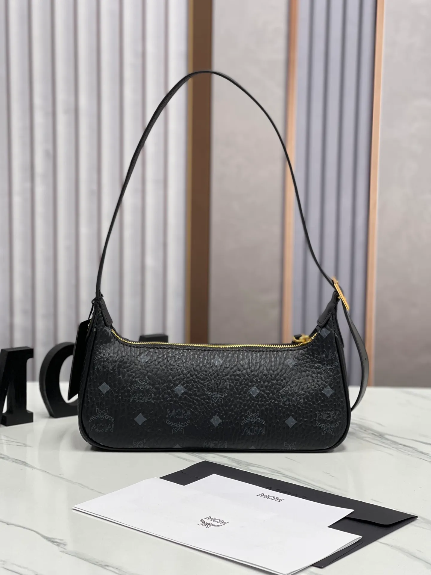 Batch 400💰 MCM counter new style with counter eco-friendly ♻️ gift box packaging 🎁Model 703 🌺 Super cool must-have bag MCM new baguette bag has a very slender and slender appearance; cleverly designed shoulder straps, you can switch the handbag between a crossbody bag and an armpit bag at any time; it is most suitable to be worn in all seasons, a minimalist and elegant style. Size 26.5X13.5X6.5 ~