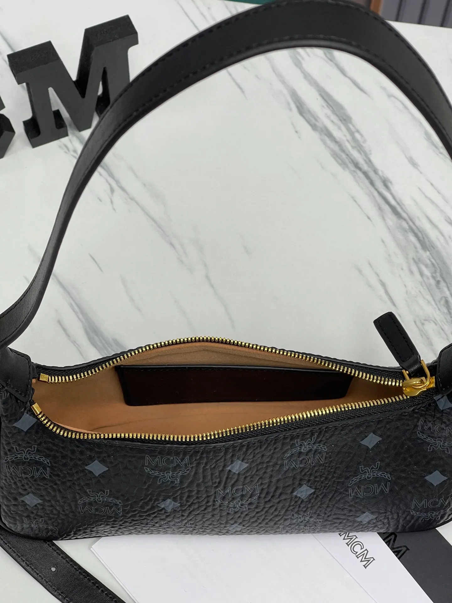 Batch 400💰 MCM counter new style with counter eco-friendly ♻️ gift box packaging 🎁Model 703 🌺 Super cool must-have bag MCM new baguette bag has a very slender and slender appearance; cleverly designed shoulder straps, you can switch the handbag between a crossbody bag and an armpit bag at any time; it is most suitable to be worn in all seasons, a minimalist and elegant style. Size 26.5X13.5X6.5 ~