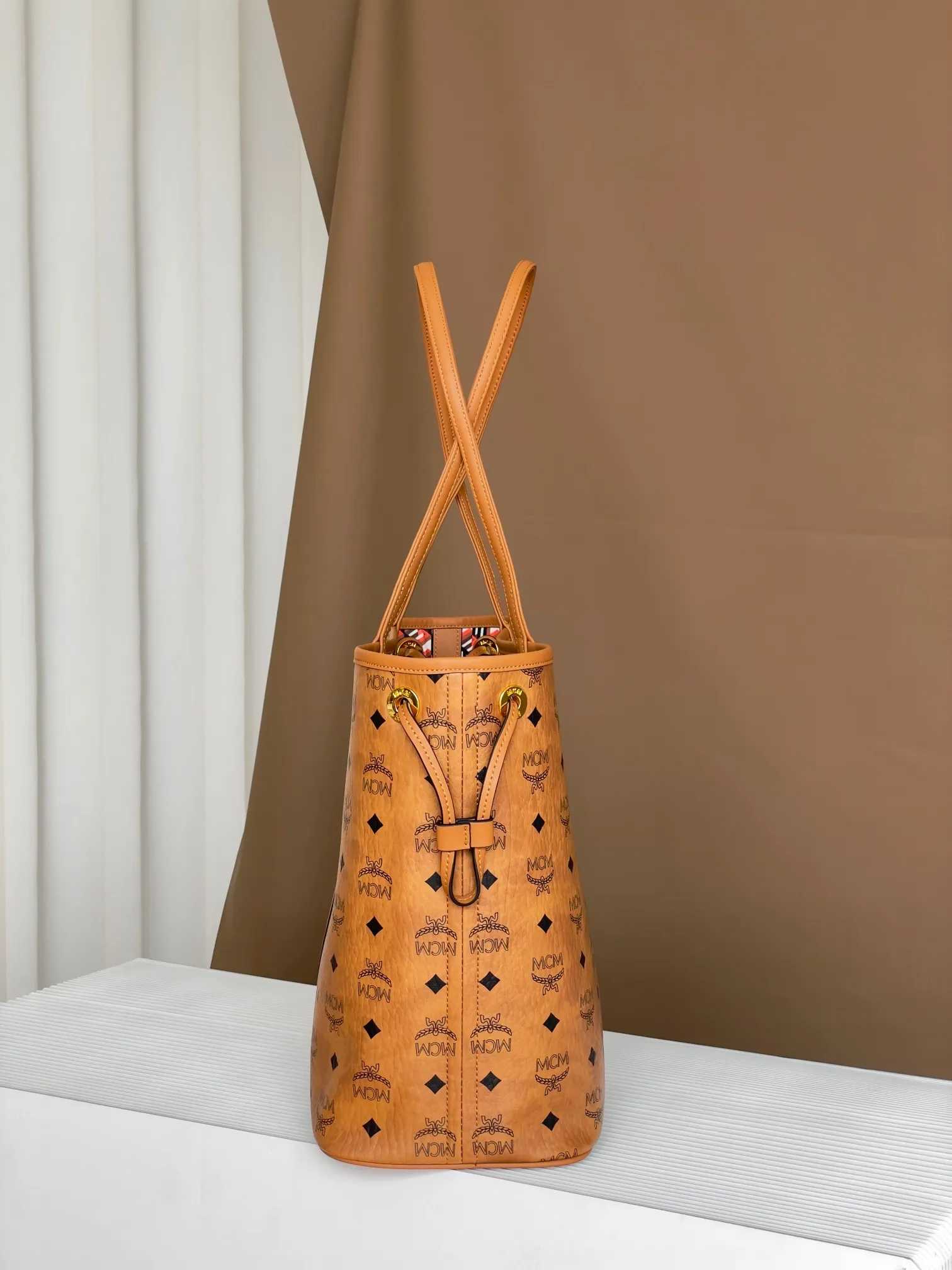 Original new model 💰540 𝐌𝐂𝐌 𝐋𝐢𝐳 𝐕𝐢𝐬𝐞𝐭𝐨𝐬 Real shot medium double-sided shopping bag mother bag 👜 Exclusive®️ Classic Cognac color Two classic looks are merged into one daily item. This medium-sized Liz shopping bag is made of Visetos and Nappa leather. It can be used on both sides. The inside can be flipped out to reveal Cubic's classic pattern. Plus, the lightweight exterior expands and contracts with the leather drawstring. The included detachable zippered clutch adds to the functionality of this shopping bag and can also be removed and used as a separate wallet for short trips.  Size: 36*17*28cm Handle: Drop length 24cm Features: Reversible/big and small double bags Color: Cognac/brown🏾