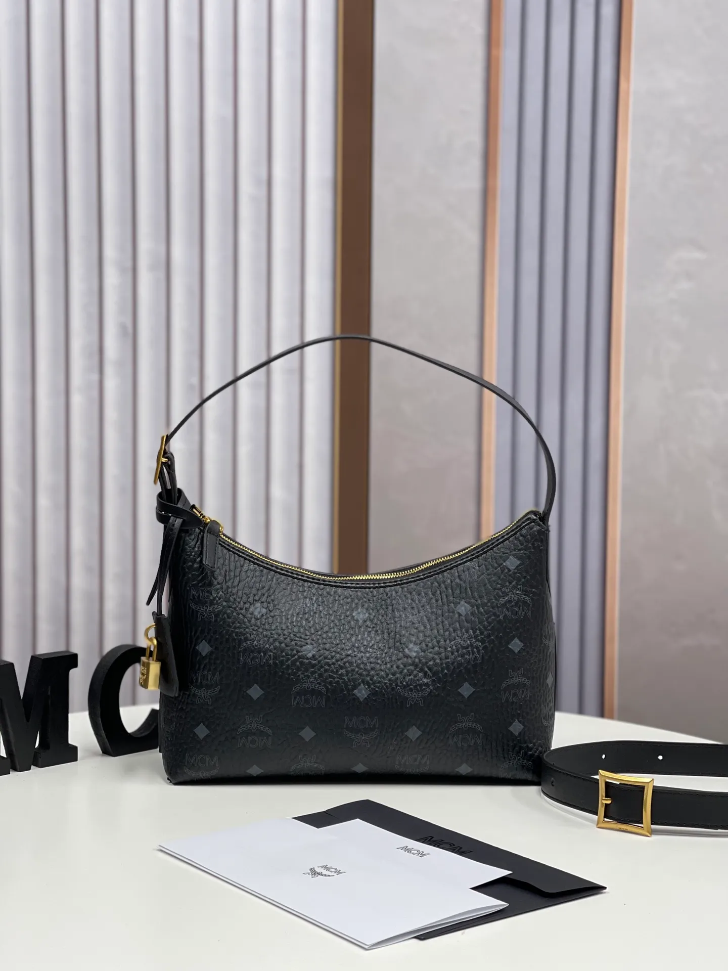 Batch 430💰MCM newly upgraded✈️With counter environmentally friendly♻️gift box [early spring new product] MCM AREN small Hobo croissant model: croissant armpit bag single shoulder crossbody bag (comes with extension strap) detachable leather tag decorated with carved Logo padlock. Zipper closure, 🎁 size 26X9X19