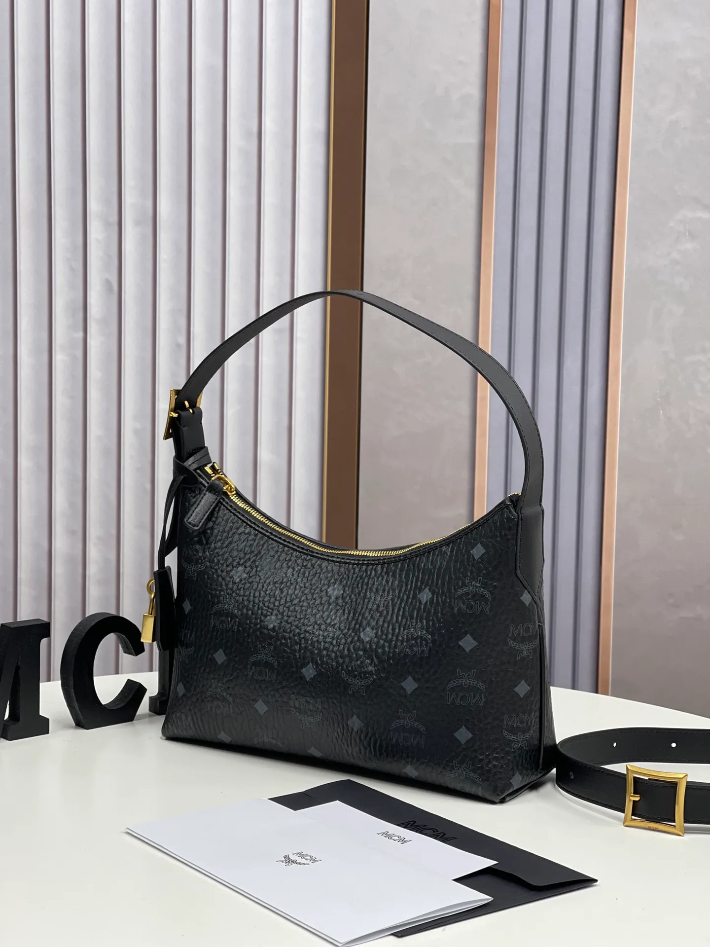 Batch 430💰MCM newly upgraded✈️With counter environmentally friendly♻️gift box [early spring new product] MCM AREN small Hobo croissant model: croissant armpit bag single shoulder crossbody bag (comes with extension strap) detachable leather tag decorated with carved Logo padlock. Zipper closure, 🎁 size 26X9X19
