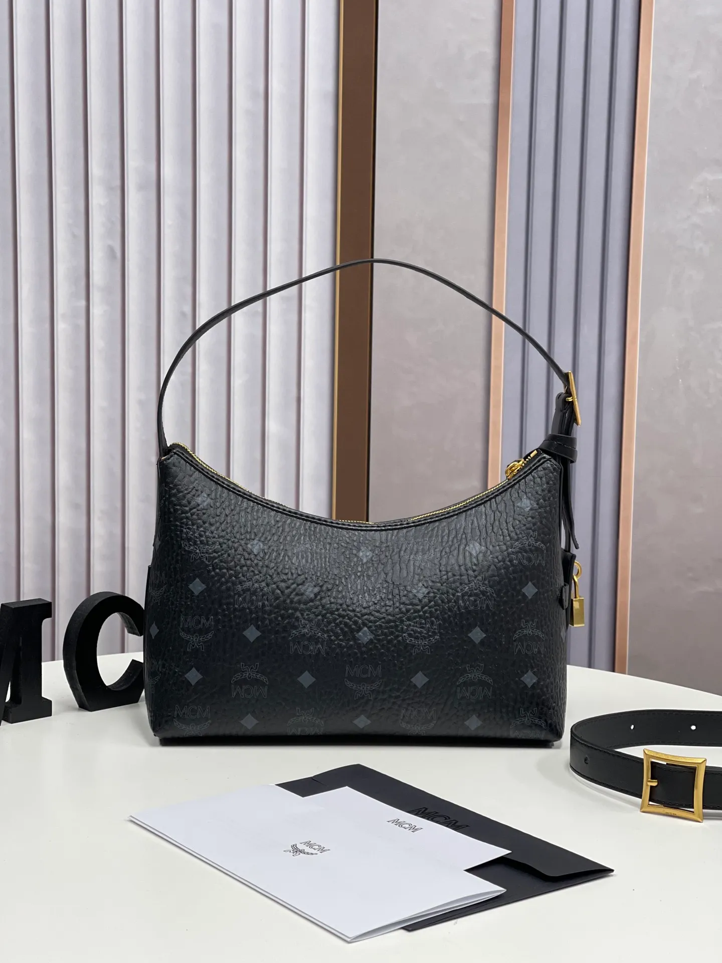 Batch 430💰MCM newly upgraded✈️With counter environmentally friendly♻️gift box [early spring new product] MCM AREN small Hobo croissant model: croissant armpit bag single shoulder crossbody bag (comes with extension strap) detachable leather tag decorated with carved Logo padlock. Zipper closure, 🎁 size 26X9X19