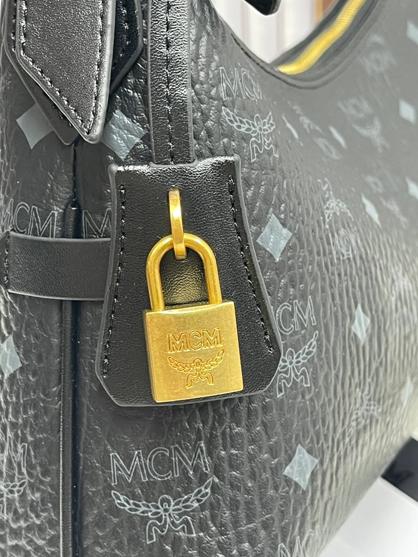 Batch 430💰MCM newly upgraded✈️With counter environmentally friendly♻️gift box [early spring new product] MCM AREN small Hobo croissant model: croissant armpit bag single shoulder crossbody bag (comes with extension strap) detachable leather tag decorated with carved Logo padlock. Zipper closure, 🎁 size 26X9X19