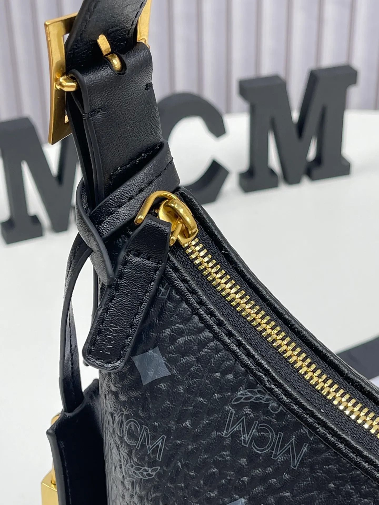 Batch 430💰MCM newly upgraded✈️With counter environmentally friendly♻️gift box [early spring new product] MCM AREN small Hobo croissant model: croissant armpit bag single shoulder crossbody bag (comes with extension strap) detachable leather tag decorated with carved Logo padlock. Zipper closure, 🎁 size 26X9X19