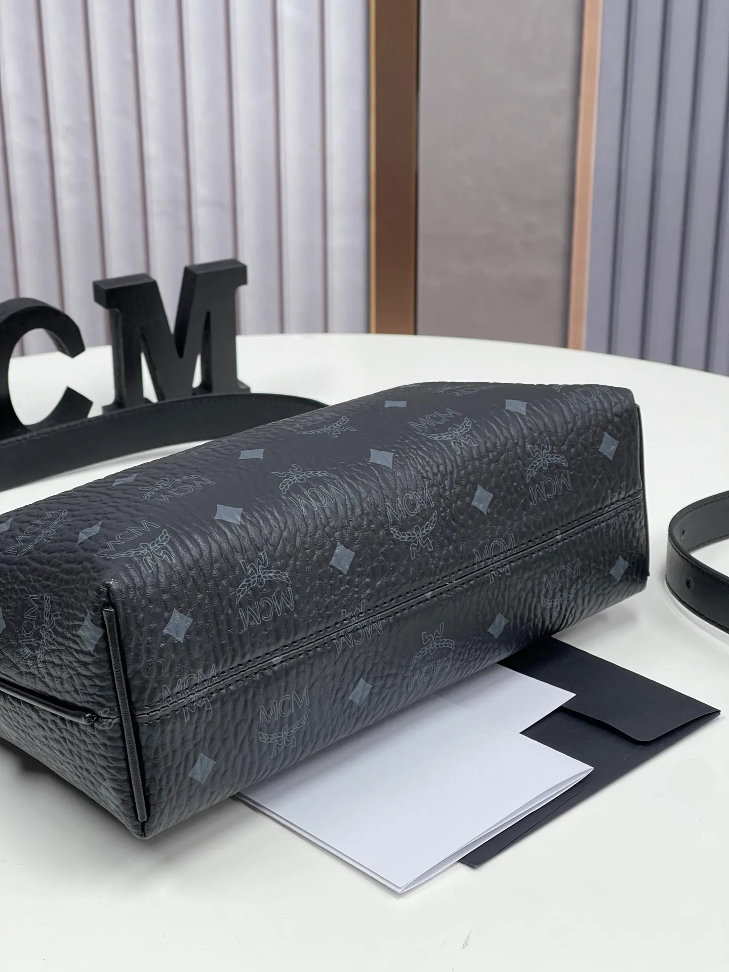 Batch 430💰MCM newly upgraded✈️With counter environmentally friendly♻️gift box [early spring new product] MCM AREN small Hobo croissant model: croissant armpit bag single shoulder crossbody bag (comes with extension strap) detachable leather tag decorated with carved Logo padlock. Zipper closure, 🎁 size 26X9X19