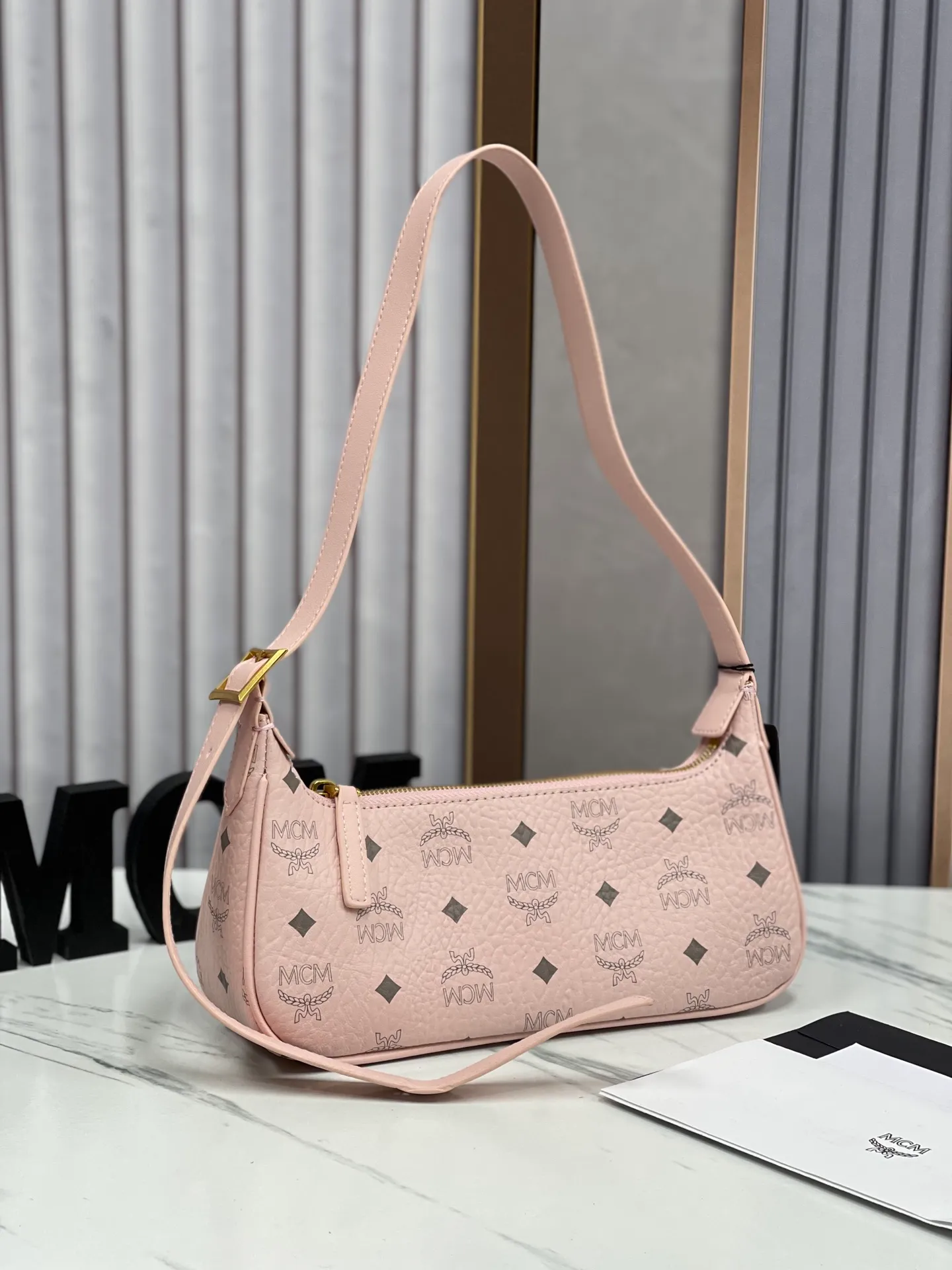 Batch 400💰 MCM counter new style with counter eco-friendly ♻️ gift box packaging 🎁Model 703 🌺 Super cool must-have bag MCM new baguette bag has a very slender and slender appearance; cleverly designed shoulder straps, you can switch the handbag between a crossbody bag and an armpit bag at any time; it is most suitable to be worn in all seasons, a minimalist and elegant style. Size 26.5X13.5X6.5 ~