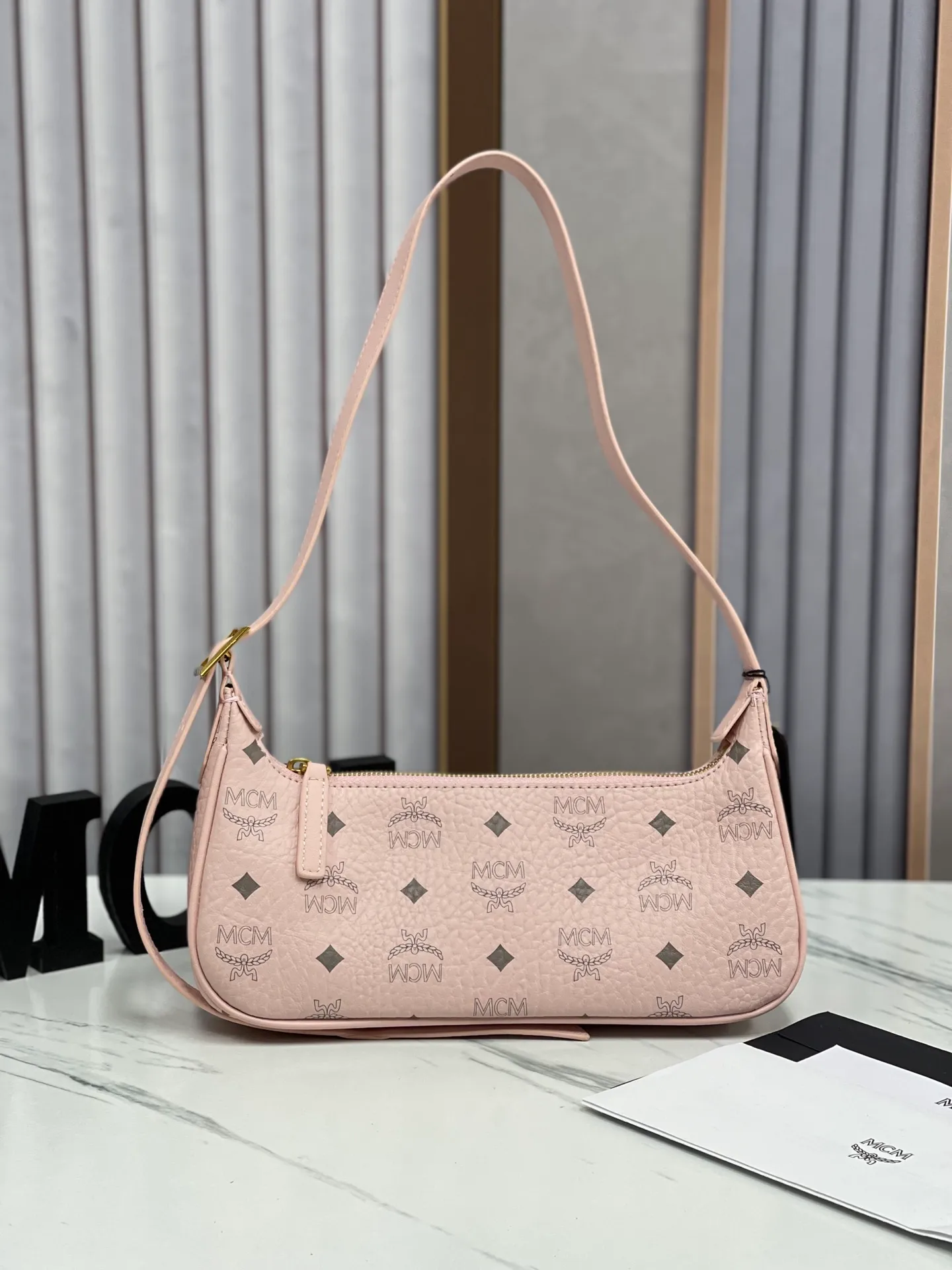 Batch 400💰 MCM counter new style with counter eco-friendly ♻️ gift box packaging 🎁Model 703 🌺 Super cool must-have bag MCM new baguette bag has a very slender and slender appearance; cleverly designed shoulder straps, you can switch the handbag between a crossbody bag and an armpit bag at any time; it is most suitable to be worn in all seasons, a minimalist and elegant style. Size 26.5X13.5X6.5 ~
