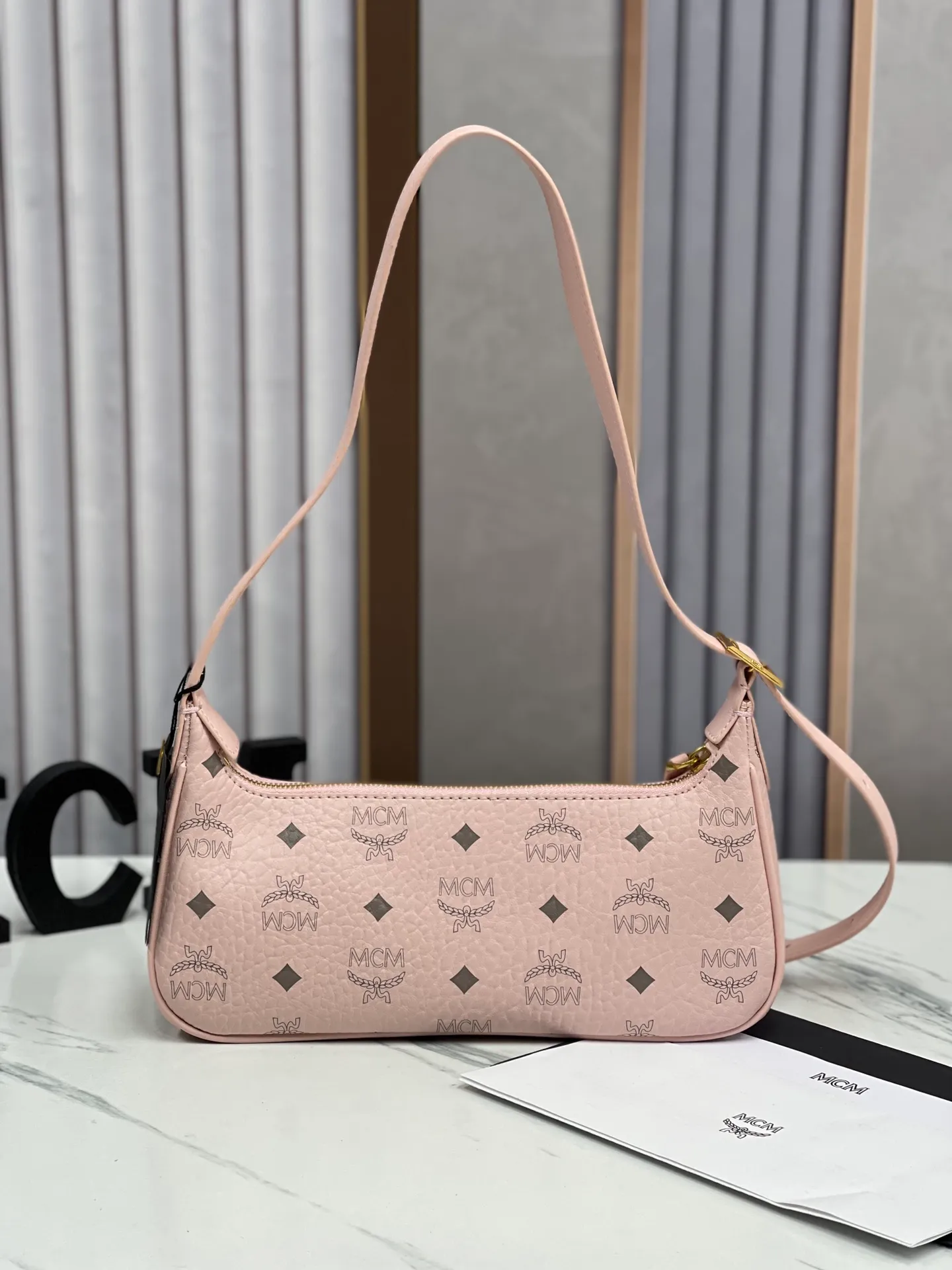 Batch 400💰 MCM counter new style with counter eco-friendly ♻️ gift box packaging 🎁Model 703 🌺 Super cool must-have bag MCM new baguette bag has a very slender and slender appearance; cleverly designed shoulder straps, you can switch the handbag between a crossbody bag and an armpit bag at any time; it is most suitable to be worn in all seasons, a minimalist and elegant style. Size 26.5X13.5X6.5 ~