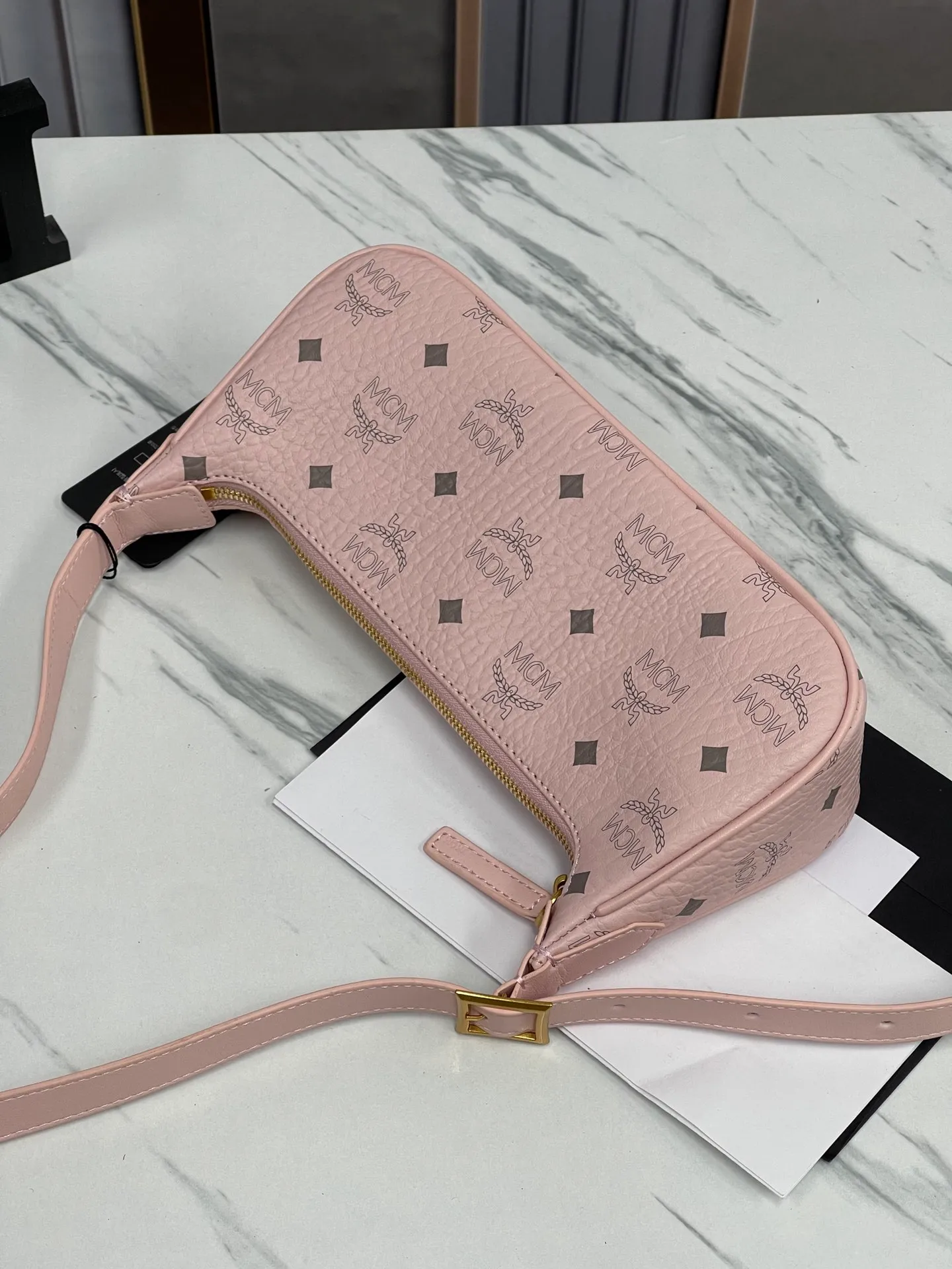 Batch 400💰 MCM counter new style with counter eco-friendly ♻️ gift box packaging 🎁Model 703 🌺 Super cool must-have bag MCM new baguette bag has a very slender and slender appearance; cleverly designed shoulder straps, you can switch the handbag between a crossbody bag and an armpit bag at any time; it is most suitable to be worn in all seasons, a minimalist and elegant style. Size 26.5X13.5X6.5 ~