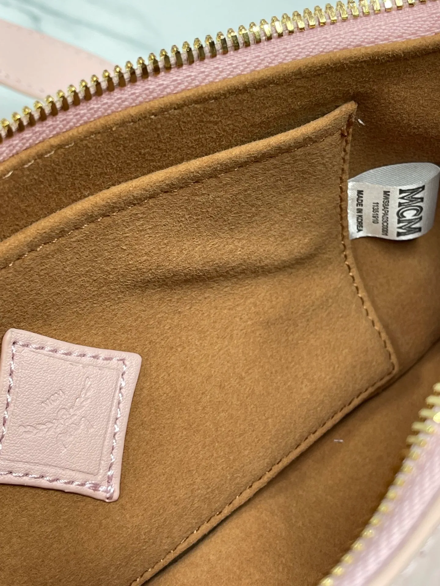 Batch 400💰 MCM counter new style with counter eco-friendly ♻️ gift box packaging 🎁Model 703 🌺 Super cool must-have bag MCM new baguette bag has a very slender and slender appearance; cleverly designed shoulder straps, you can switch the handbag between a crossbody bag and an armpit bag at any time; it is most suitable to be worn in all seasons, a minimalist and elegant style. Size 26.5X13.5X6.5 ~