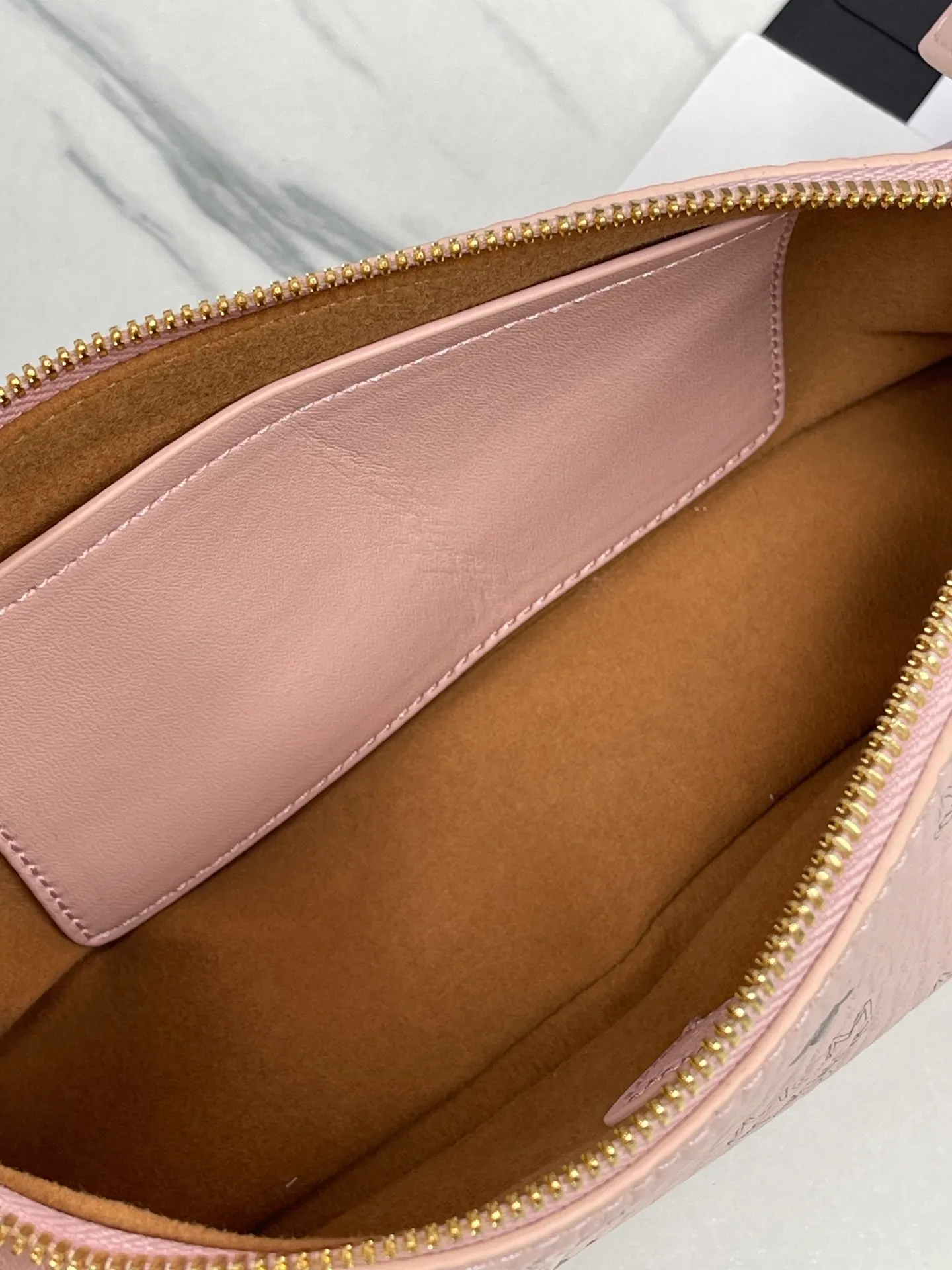 Batch 400💰 MCM counter new style with counter eco-friendly ♻️ gift box packaging 🎁Model 703 🌺 Super cool must-have bag MCM new baguette bag has a very slender and slender appearance; cleverly designed shoulder straps, you can switch the handbag between a crossbody bag and an armpit bag at any time; it is most suitable to be worn in all seasons, a minimalist and elegant style. Size 26.5X13.5X6.5 ~