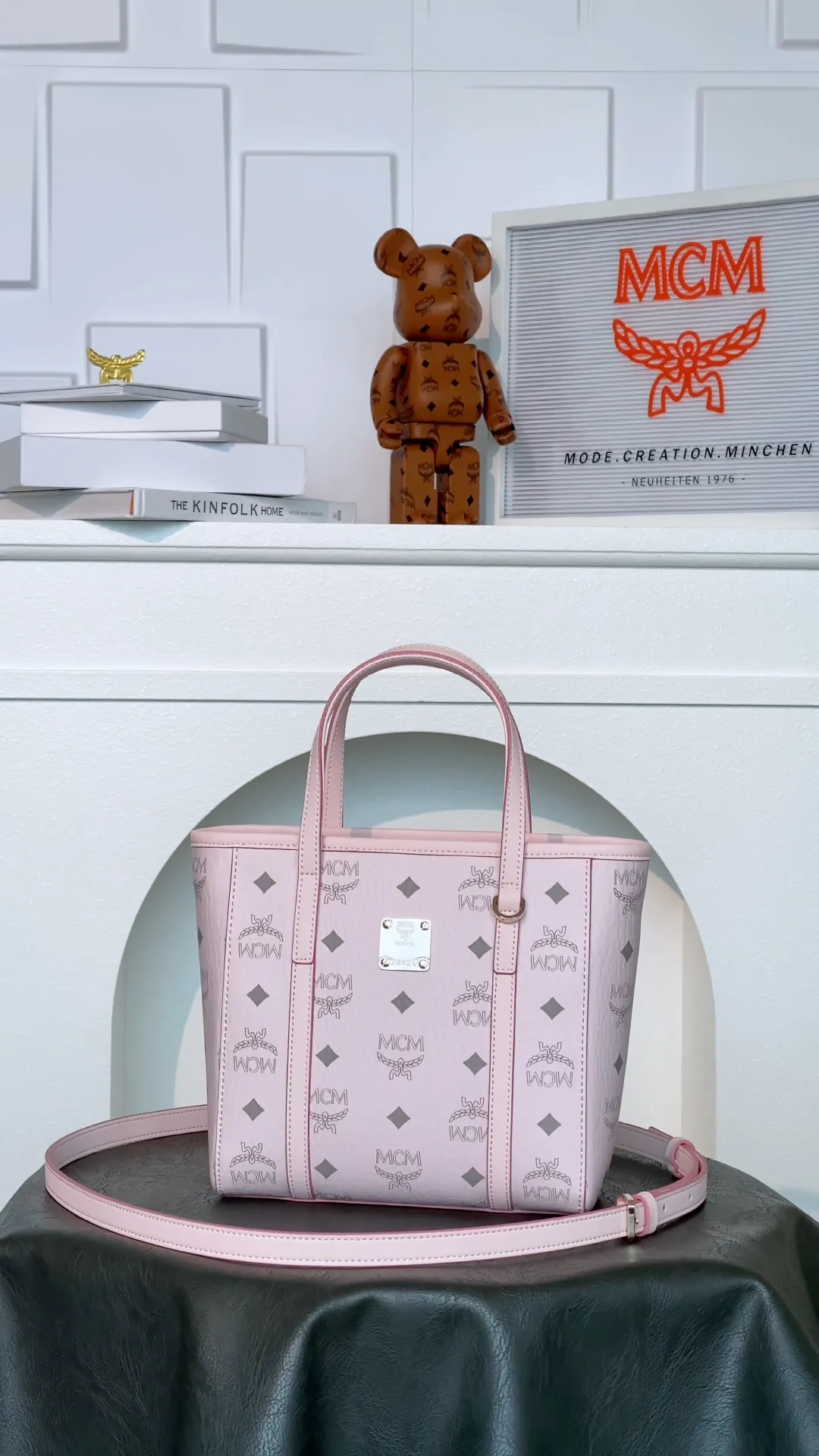 🪩Unlock by planting grass. The light pink color that goes best with fairies ~ Light mist pink vegetable basket is unobtrusive, clean and girly. It is gentle and soft ~ Compared with other bags with chains, TA's self-respect is simply too friendly!!! It looks small, but it can actually be packed! MCM facade series limited new color matching, we really like this one! !