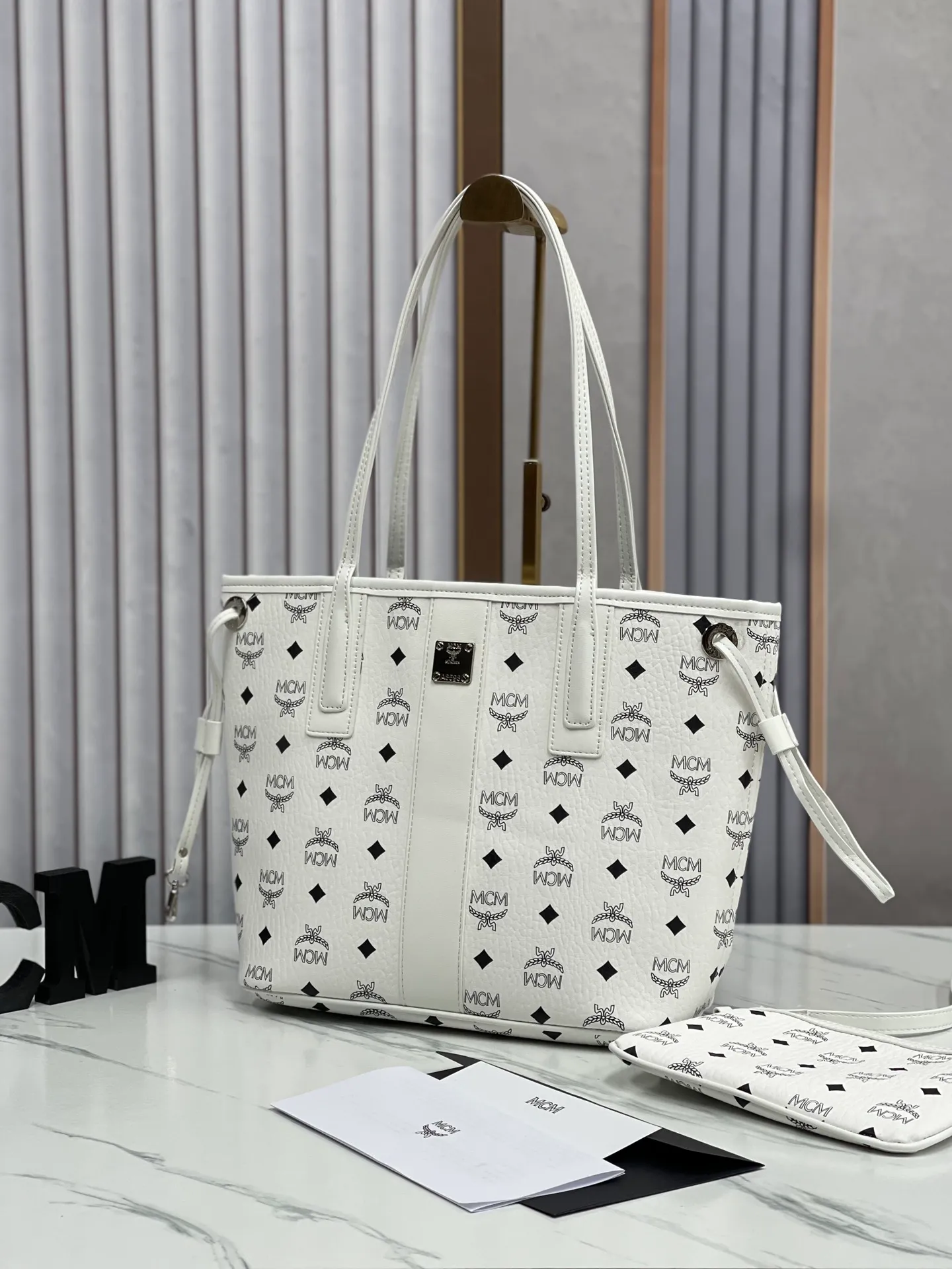 P420💐MCM newly upgraded✈️ Comes with gift box packaging [Exclusive real shot] Model 011 small size🔥Two classic looks are integrated into one daily item. This medium-sized Liz shopping bag is made of Visetos and Nappa calf leather and is reversible. The inside can be flipped out to reveal Cubic's classic pattern. Plus, the lightweight exterior expands and contracts with the leather drawstring. The included detachable zippered clutch adds to the functionality of this shopping bag and can also be removed and used as a separate wallet for short trips. Size: small size about 25X29X14CM