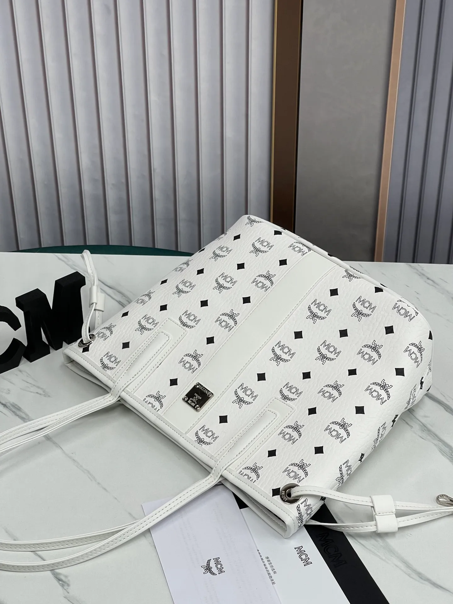 P420💐MCM newly upgraded✈️ Comes with gift box packaging [Exclusive real shot] Model 011 small size🔥Two classic looks are integrated into one daily item. This medium-sized Liz shopping bag is made of Visetos and Nappa calf leather and is reversible. The inside can be flipped out to reveal Cubic's classic pattern. Plus, the lightweight exterior expands and contracts with the leather drawstring. The included detachable zippered clutch adds to the functionality of this shopping bag and can also be removed and used as a separate wallet for short trips. Size: small size about 25X29X14CM