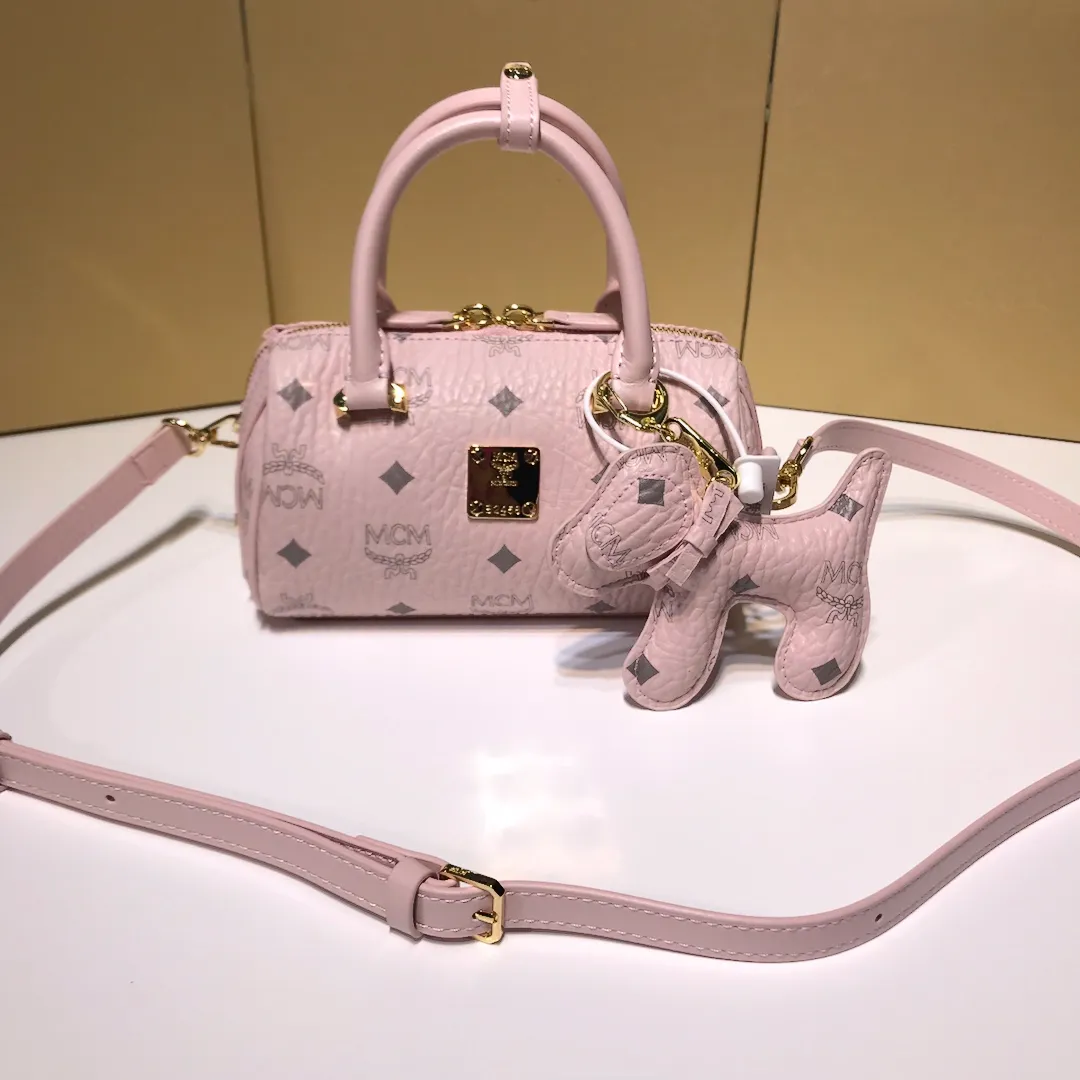Batch 360💰💫Exclusive MCM classic 💐Mini pillow with dog pendant】With gorgeous lines and easy-to-detach practical long and short chain double shoulder straps, Patricia’s classic reappearance... makes people excited. This cross-body bag is professionally crafted with Visetos printing coating, making it classic and timeless. It uses 3D silk screen printing technology. Quite a head turner. Comes with gift box packaging. Size: 🌺8.5X10.5X18.5🔥🔥🔥