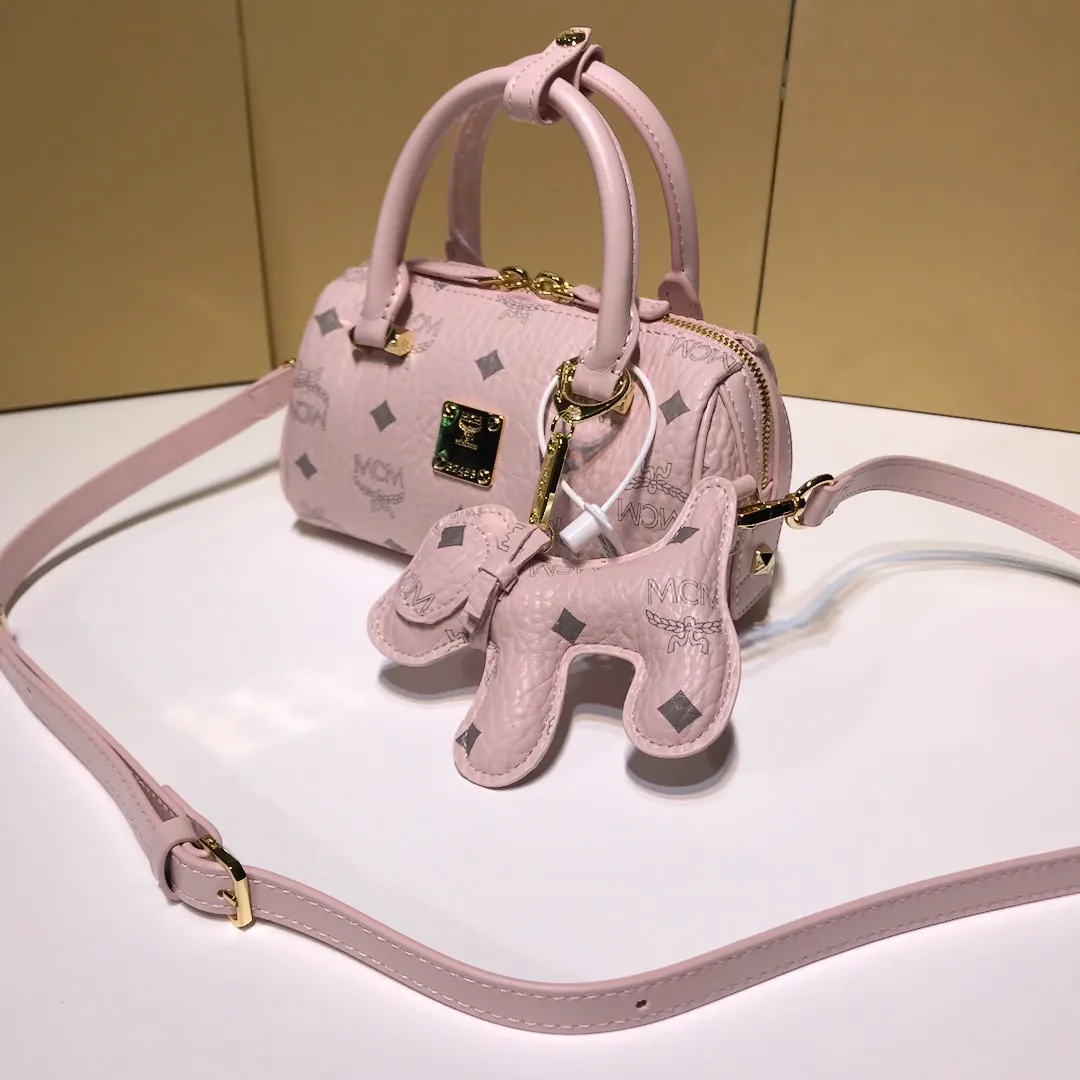 Batch 360💰💫Exclusive MCM classic 💐Mini pillow with dog pendant】With gorgeous lines and easy-to-detach practical long and short chain double shoulder straps, Patricia’s classic reappearance... makes people excited. This cross-body bag is professionally crafted with Visetos printing coating, making it classic and timeless. It uses 3D silk screen printing technology. Quite a head turner. Comes with gift box packaging. Size: 🌺8.5X10.5X18.5🔥🔥🔥